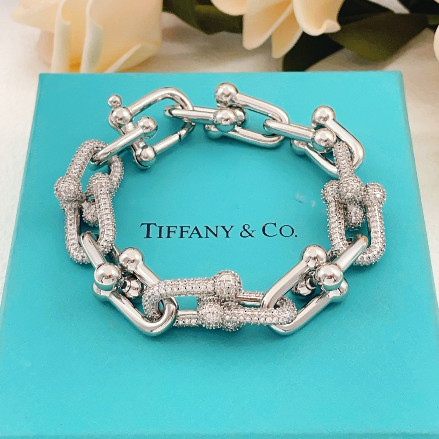 【Tiffany*帝芙尼最新款🆕🆕银色镶钻马蹄手链】一致官网黄铜材质，非常的上镜‼️设计很特别值得入手高级手工坊系列