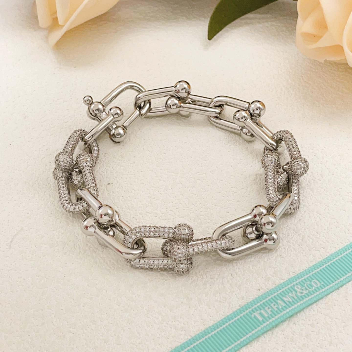 【Tiffany*帝芙尼最新款🆕🆕银色镶钻马蹄手链】一致官网黄铜材质,非常的上镜‼️设计很特别值得入手高级手工坊系列 【Tiffany*帝芙尼最新款🆕🆕银色镶钻马蹄手链】一致官网黄铜材质,非常的上镜‼️设计很特别值得入手高级手工坊系列