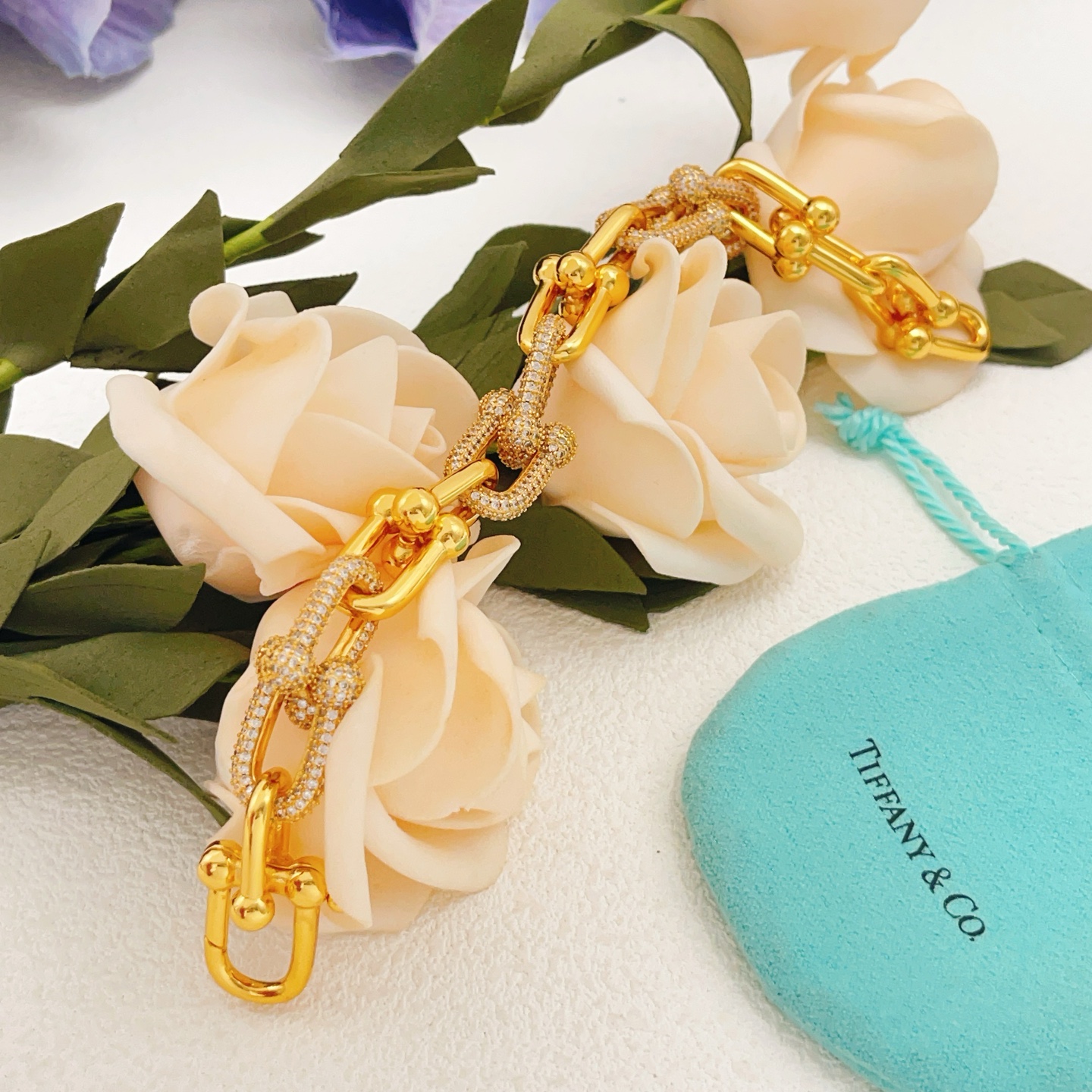 【Tiffany*帝芙尼最新款🆕🆕金色镶钻马蹄手链】一致官网黄铜材质，非常的上镜‼️设计很特别值得入手高级手工坊系列