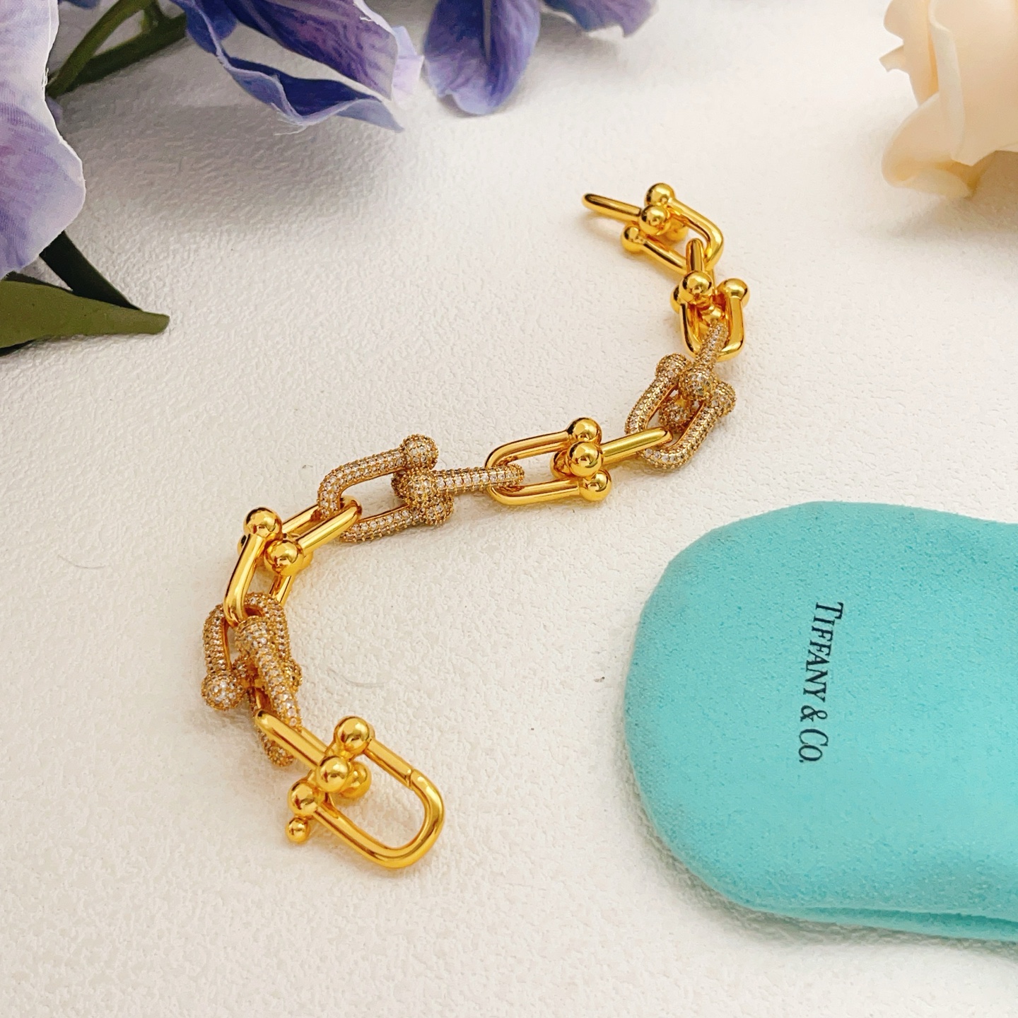 【Tiffany*帝芙尼最新款🆕🆕金色镶钻马蹄手链】一致官网黄铜材质，非常的上镜‼️设计很特别值得入手高级手工坊系列