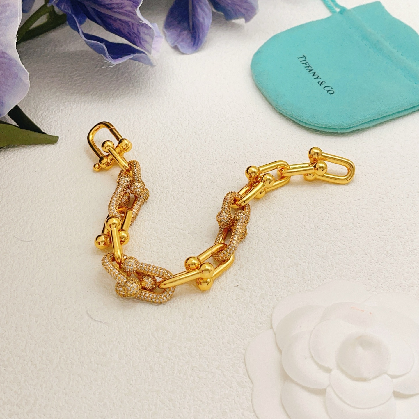 【Tiffany*帝芙尼最新款🆕🆕金色镶钻马蹄手链】一致官网黄铜材质，非常的上镜‼️设计很特别值得入手高级手工坊系列
