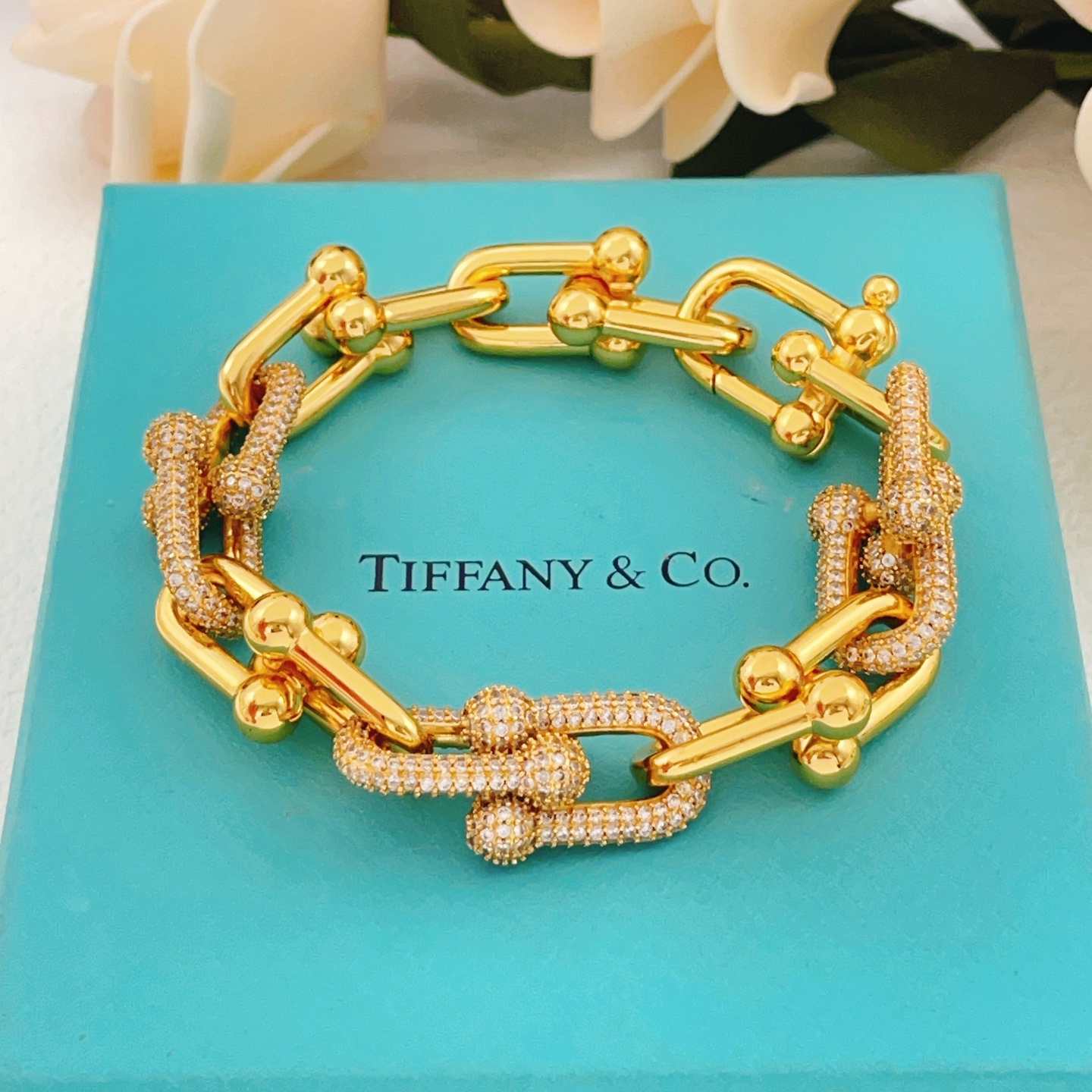 【Tiffany*帝芙尼最新款🆕🆕金色镶钻马蹄手链】一致官网黄铜材质，非常的上镜‼️设计很特别值得入手高级手工坊系列