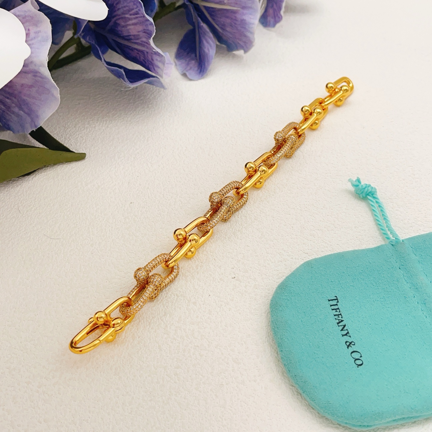 【Tiffany*帝芙尼最新款🆕🆕金色镶钻马蹄手链】一致官网黄铜材质，非常的上镜‼️设计很特别值得入手高级手工坊系列