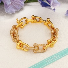 【Tiffany*帝芙尼最新款🆕🆕金色镶钻马蹄手链】一致官网黄铜材质,非常的上镜‼️设计很特别值得入手高级手工坊系列 【Tiffany*帝芙尼最新款🆕🆕金色镶钻马蹄手链】一致官网黄铜材质,非常的上镜‼️设计很特别值得入手高级手工坊系列