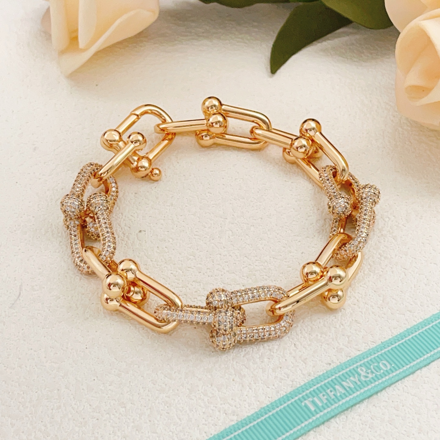 【Tiffany*帝芙尼最新款🆕🆕玫瑰金镶钻马蹄手链】一致官网黄铜材质，非常的上镜‼️设计很特别值得入手高级手工坊系列