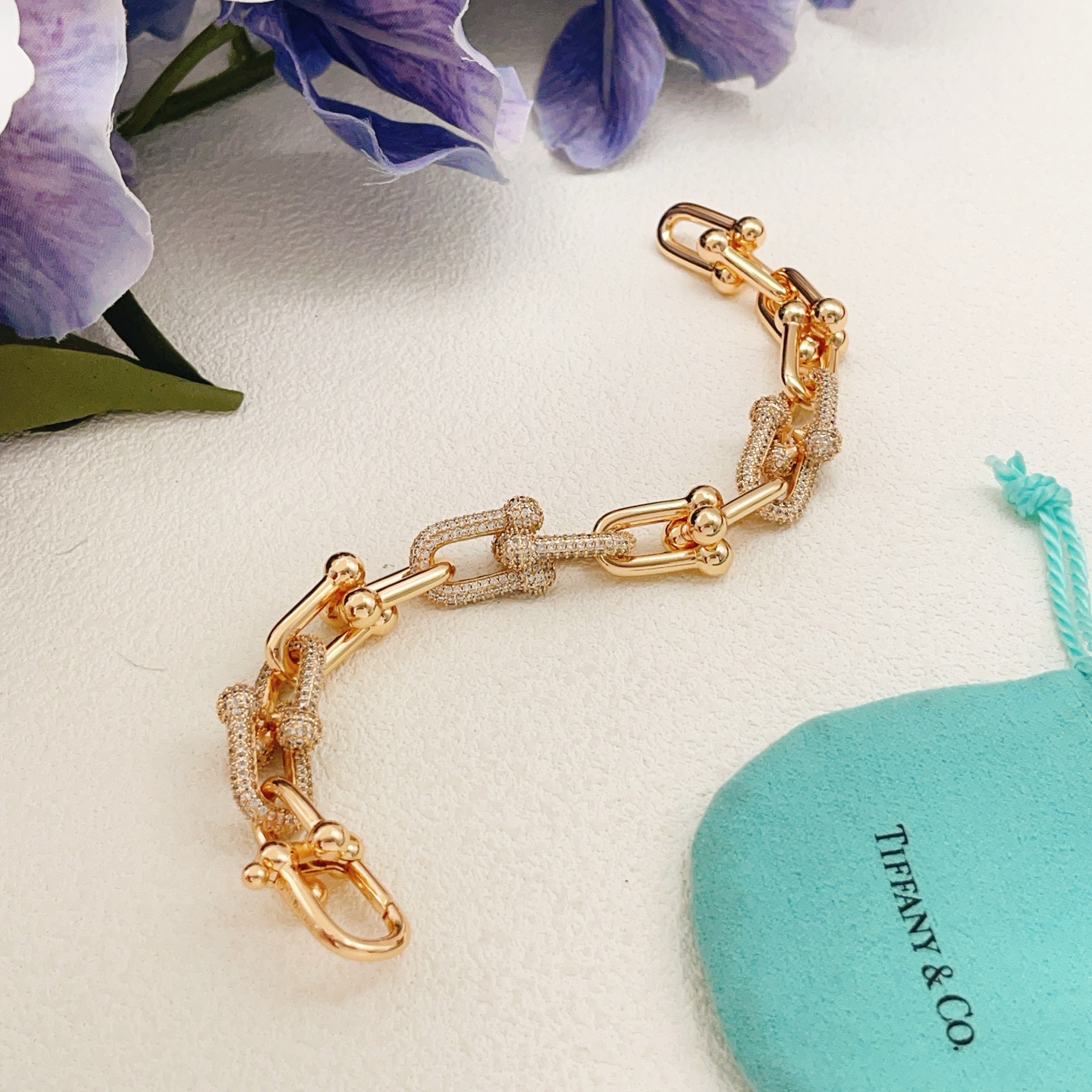 【Tiffany*帝芙尼最新款🆕🆕玫瑰金镶钻马蹄手链】一致官网黄铜材质，非常的上镜‼️设计很特别值得入手高级手工坊系列