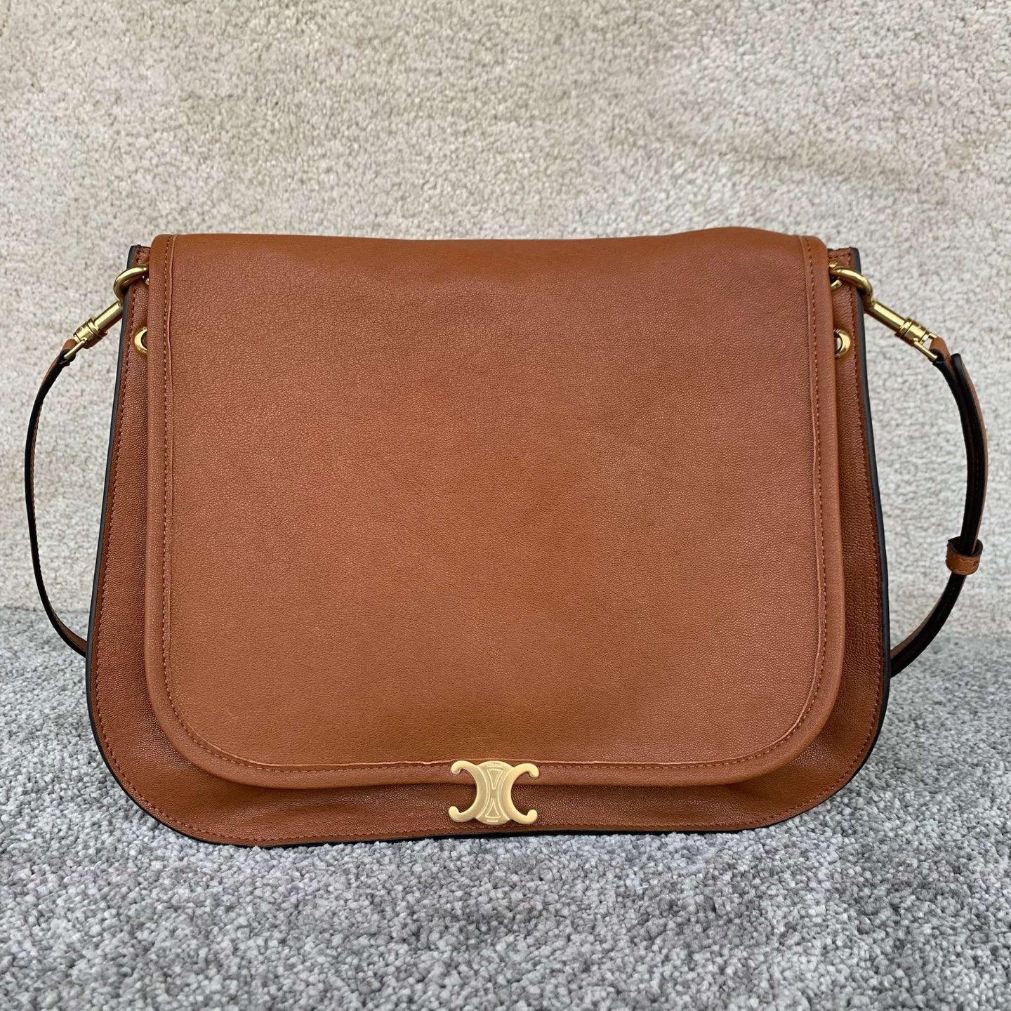 🅰️🅰️Besace handbags👝
Latest Soft Triomphe Besace
The recently popular Soft Triomphe Besace is a new style for the spring and summer of 2026, focusing on a "lazy and fashionable" feeling.
·Bag shape design: Compared with the classic half-moon bag, this Besace is more square. The box-shaped structure makes it look more rigid and has a larger capacity. It can easily hold a folding umbrella, a thermos cup and a cosmetic bag.
·Material and feel: It is made of soft natural grained shiny lambskin, which has a delicate feel and is very light in weight, making it easy to carry on the back.
·Practical details: There is a zipper pocket on the back of the bag, which can be used to store mobile phones or keys, which is very convenient. The magnetic clasp is low profile.
Triomphe emblem, there is a crisp "click" sound when opening and closing.
. Various carrying methods: Equipped with a detachable and adjustable shoulder strap, it can be carried on one shoulder, cross-body, or hand-held. It looks like a French lady when paired with a suit jacket.
Style number: 123632
Color: light tan
Dimensions: 32x2x26cm
(With original packaging)