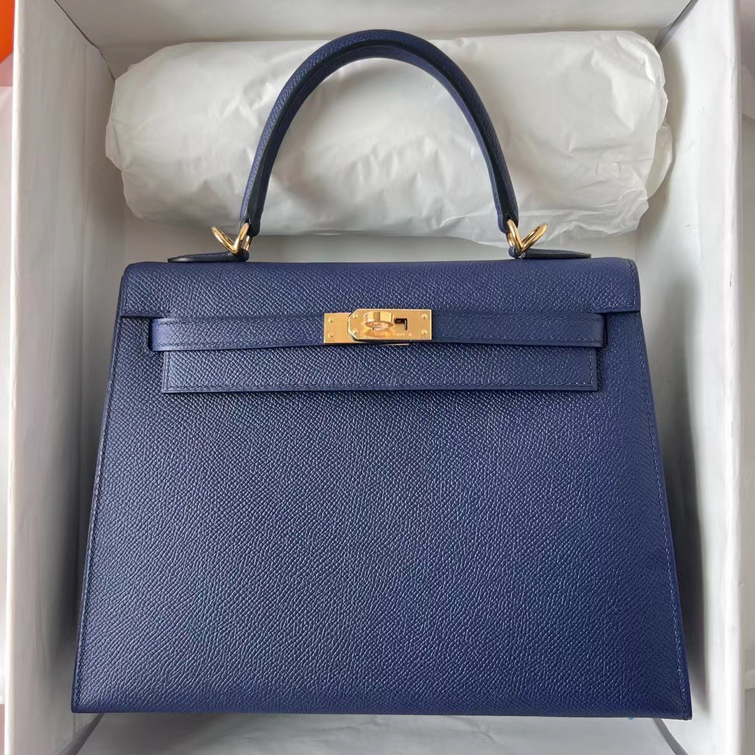 Hermès Kelly 28 : Élégance Intemporelle en Cuir Grainé Bleu Marine