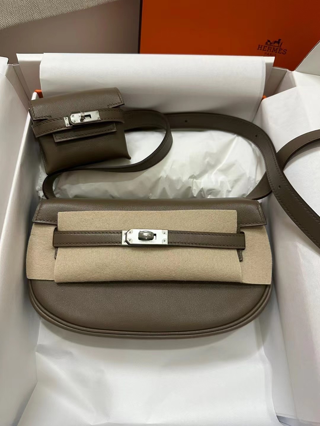 Hermès New kelly moove imported calf leather, elephant gray silver buckle, top craftsmanship, fully hand-sewncan be carried on the shoulder, cros