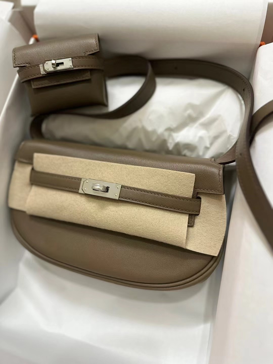 Hermès New kelly moove imported calf leather, elephant gray silver buckle, top craftsmanship, fully hand-sewncan be carried on the shoulder, cros
