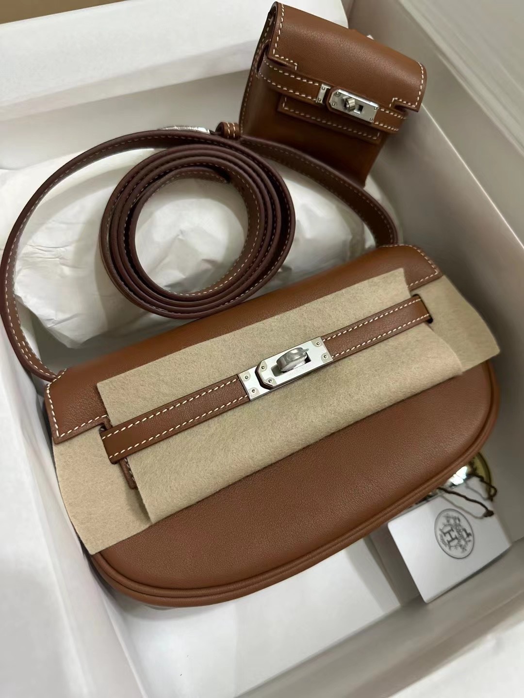 Hermès New kelly moove imported calf leather, golden brown, silver buckle, top craftsmanship, fully hand-sewncan be carried on the shoulder, cros