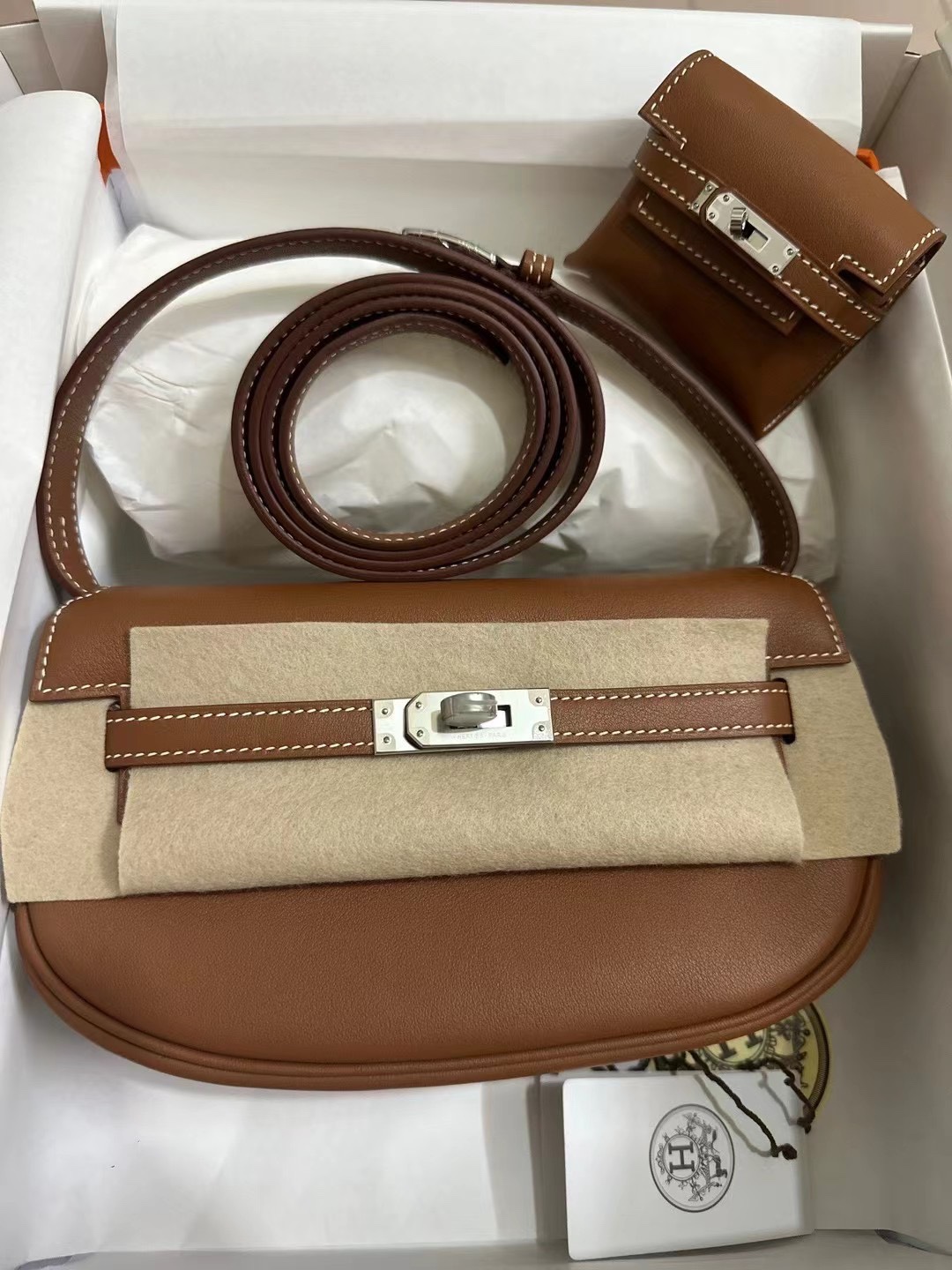 Hermès New kelly moove imported calf leather, golden brown, silver buckle, top craftsmanship, fully hand-sewncan be carried on the shoulder, cros