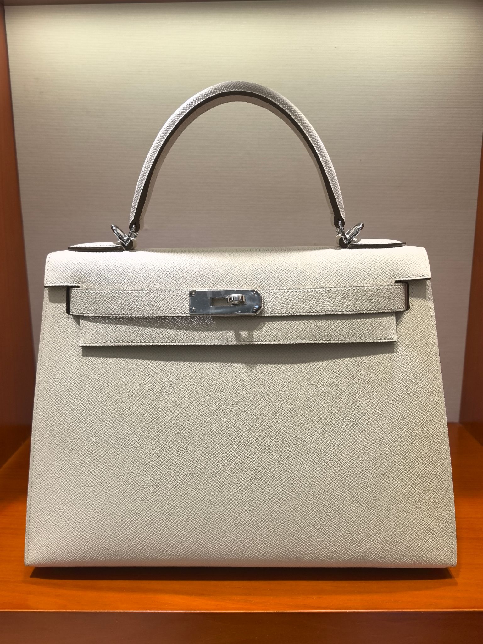 Hermès Kelly 28 cm Epsom Leer Melkwitse Tas met Zilveren Sluiting