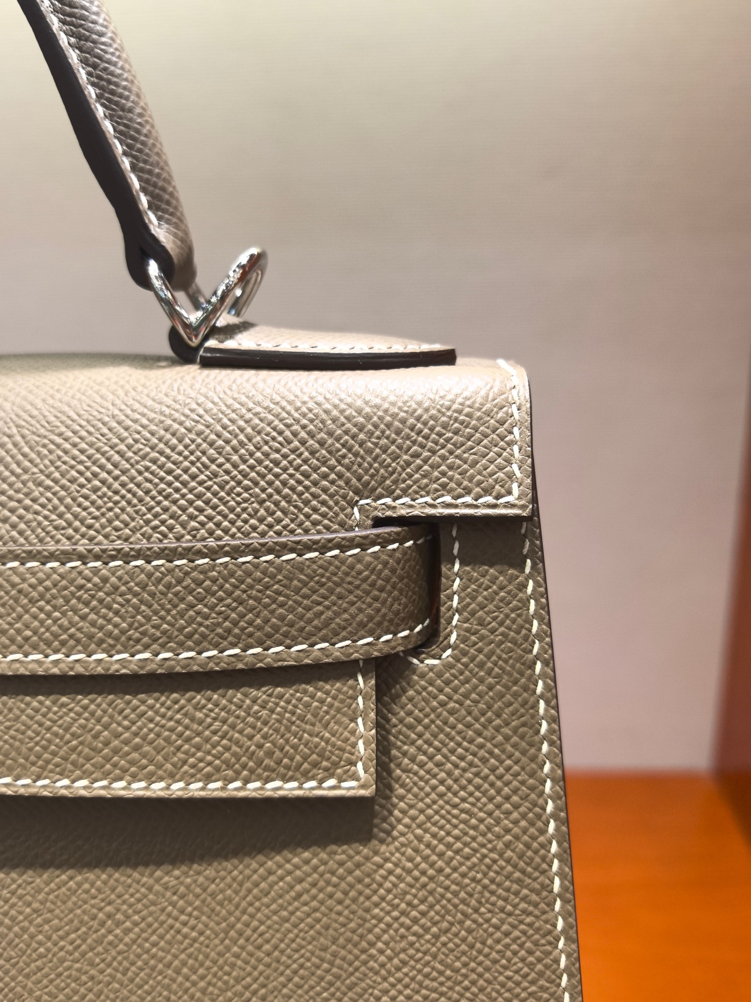 Hermès Kelly 28cm Epsom Leather Handbag in Elephant Gray with Silver Hardware 4 a1727686146006 0173
