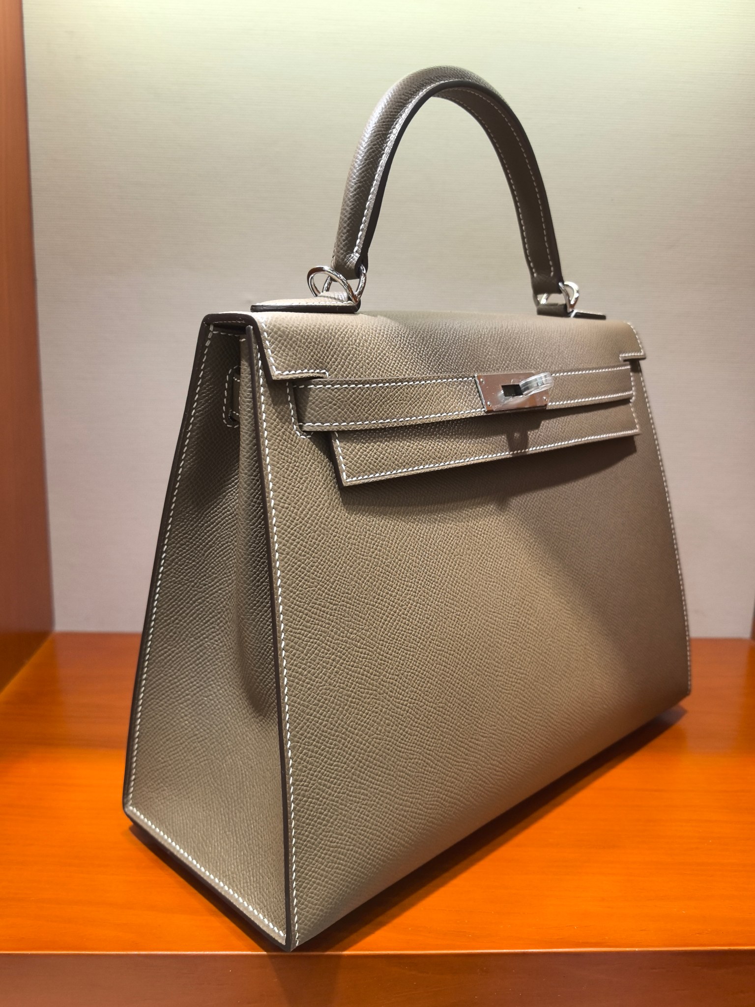 Hermès Kelly 28cm Epsom Leather Handbag in Elephant Gray with Silver Hardware 7 a1727686146014 8126