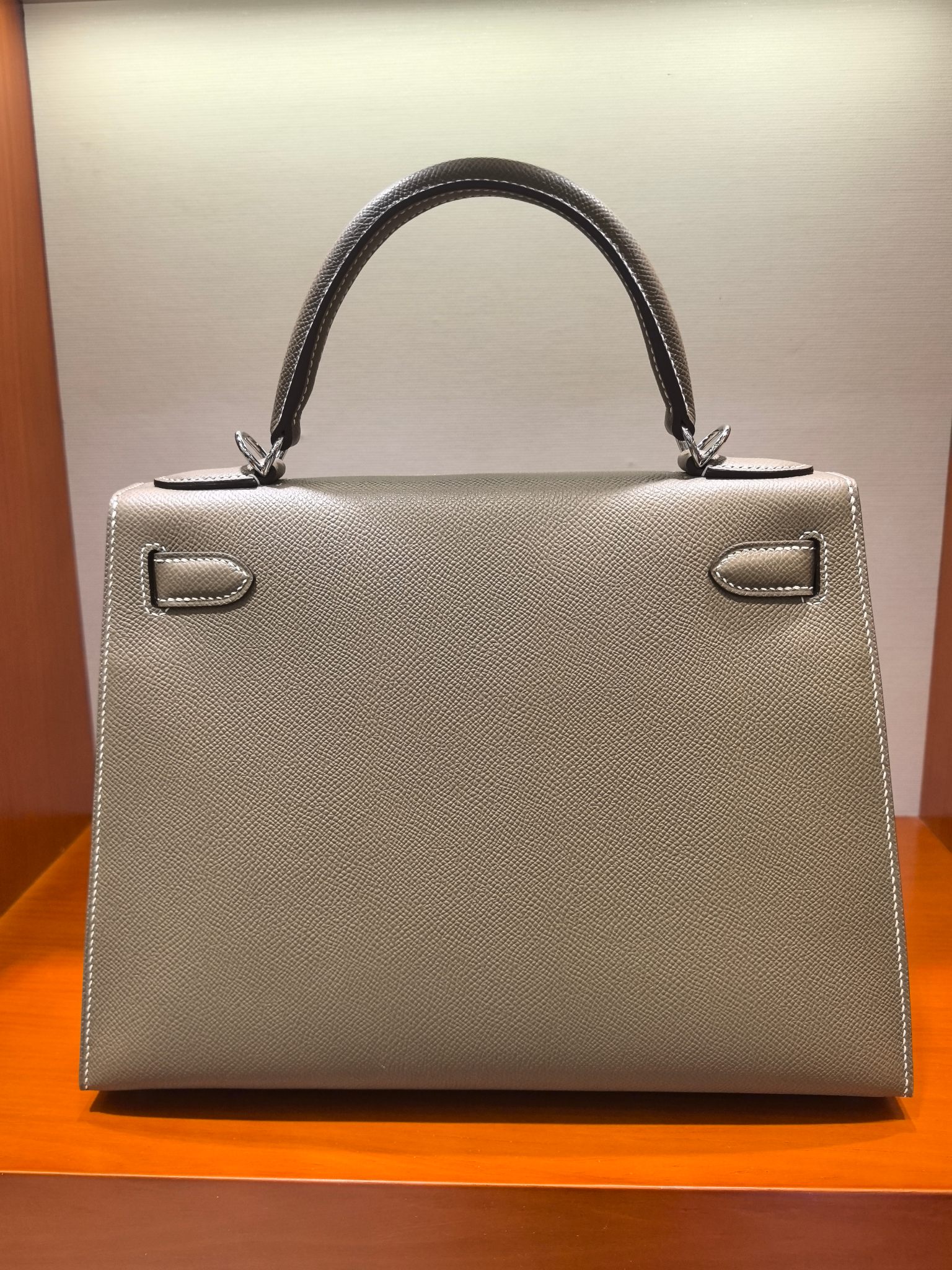 Hermès Kelly 28cm Epsom Leather Handbag in Elephant Gray with Silver Hardware 3 a1727686146361 6881