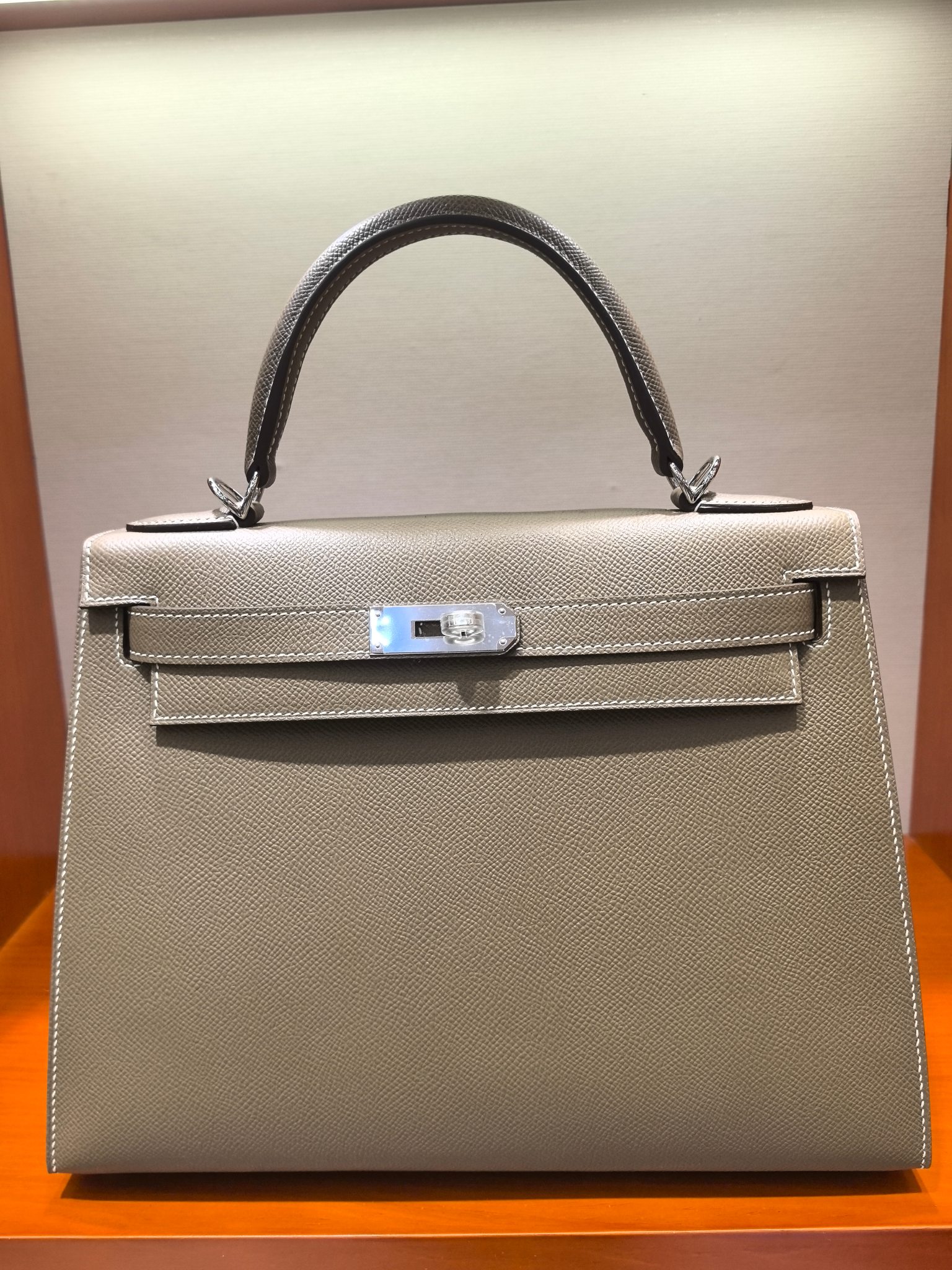 Hermès Kelly 28cm Epsom Leather Handbag in Elephant Gray with Silver Hardware 2 a1727686146363 1121