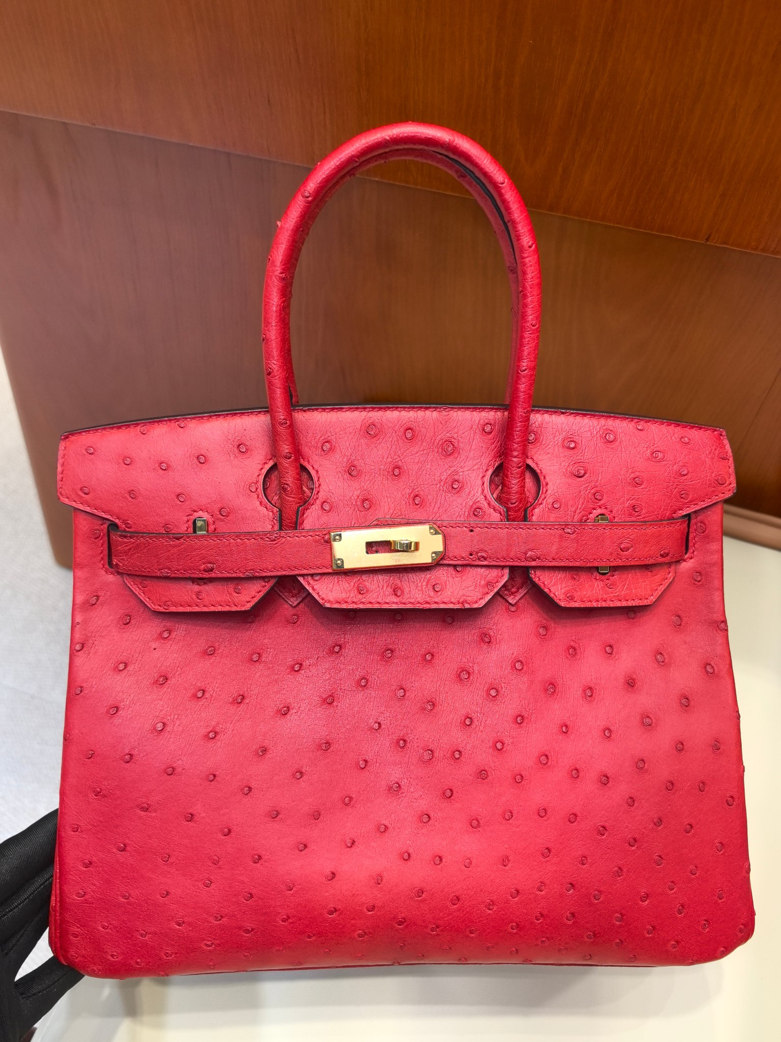 Hermès Birkin 30cm Rode Struisvogellederen Tas met Gouden Hardware