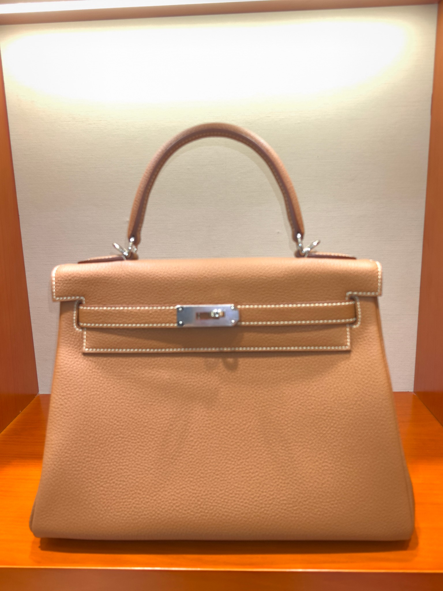 Elegante Bolso Kelly de Hermès en Cuero Écru | Lujo y Exclusividad