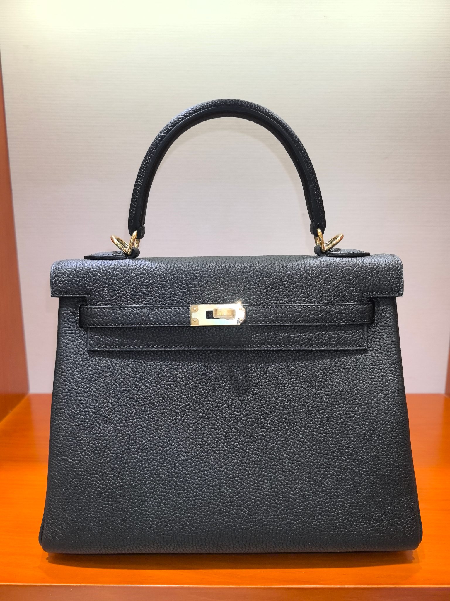 Hermès Kelly 25cm: Elegancia Atemporal en Cuero Togo Negro con Detalles Dorados