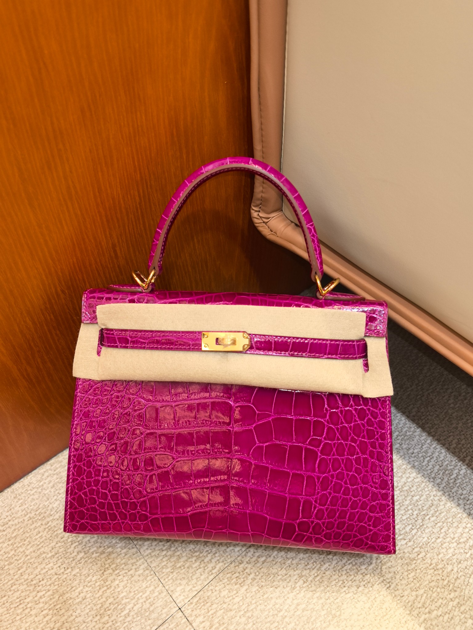 Hermès Kelly 25 Fuchsia Alligator Leather Handbag Gold Hardware