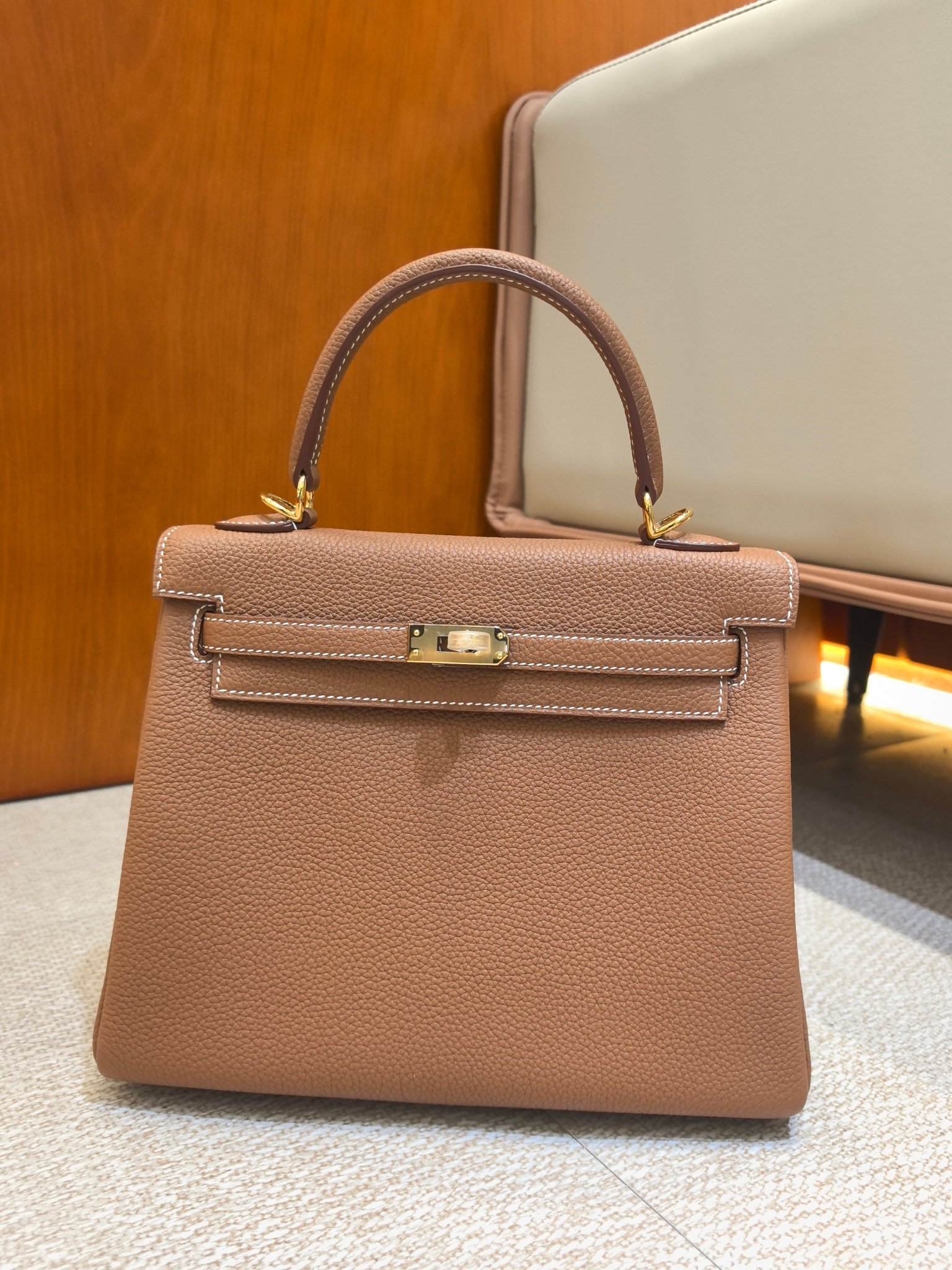 Elegant Brown Leather Top Handle Bag, Classic Design, Perfect for Everyday Use