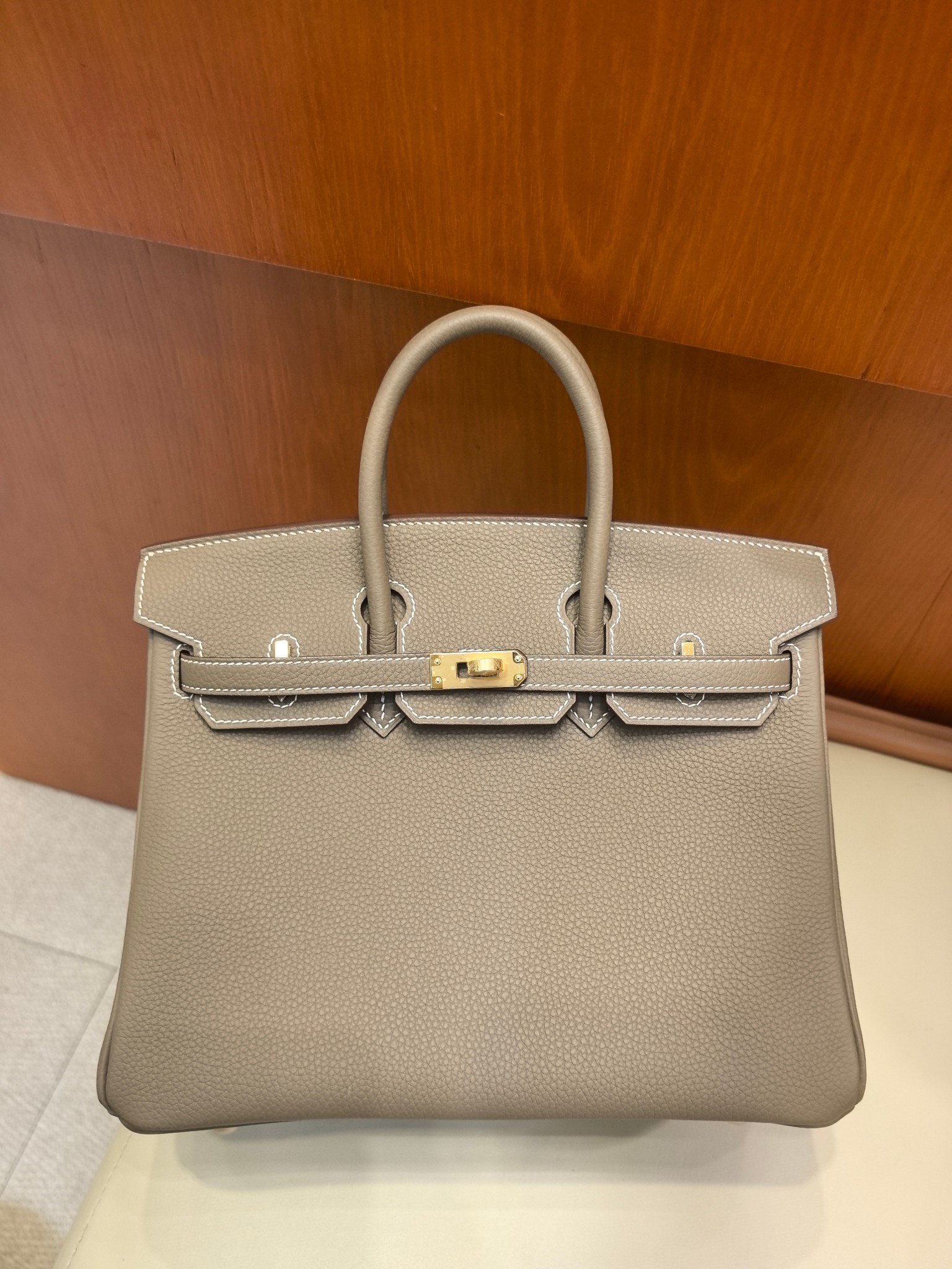 Elegante Bolso Birkin 25 cm de Hermes en Piel Togo Gris Elefante con Herrajes Dorados