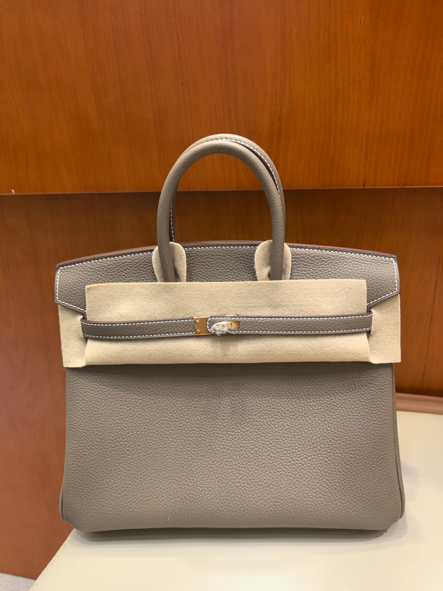 Hermès Birkin 25: Tijdloze Luxe Handtas in Taupe Togo Leer met Gouden Hardware