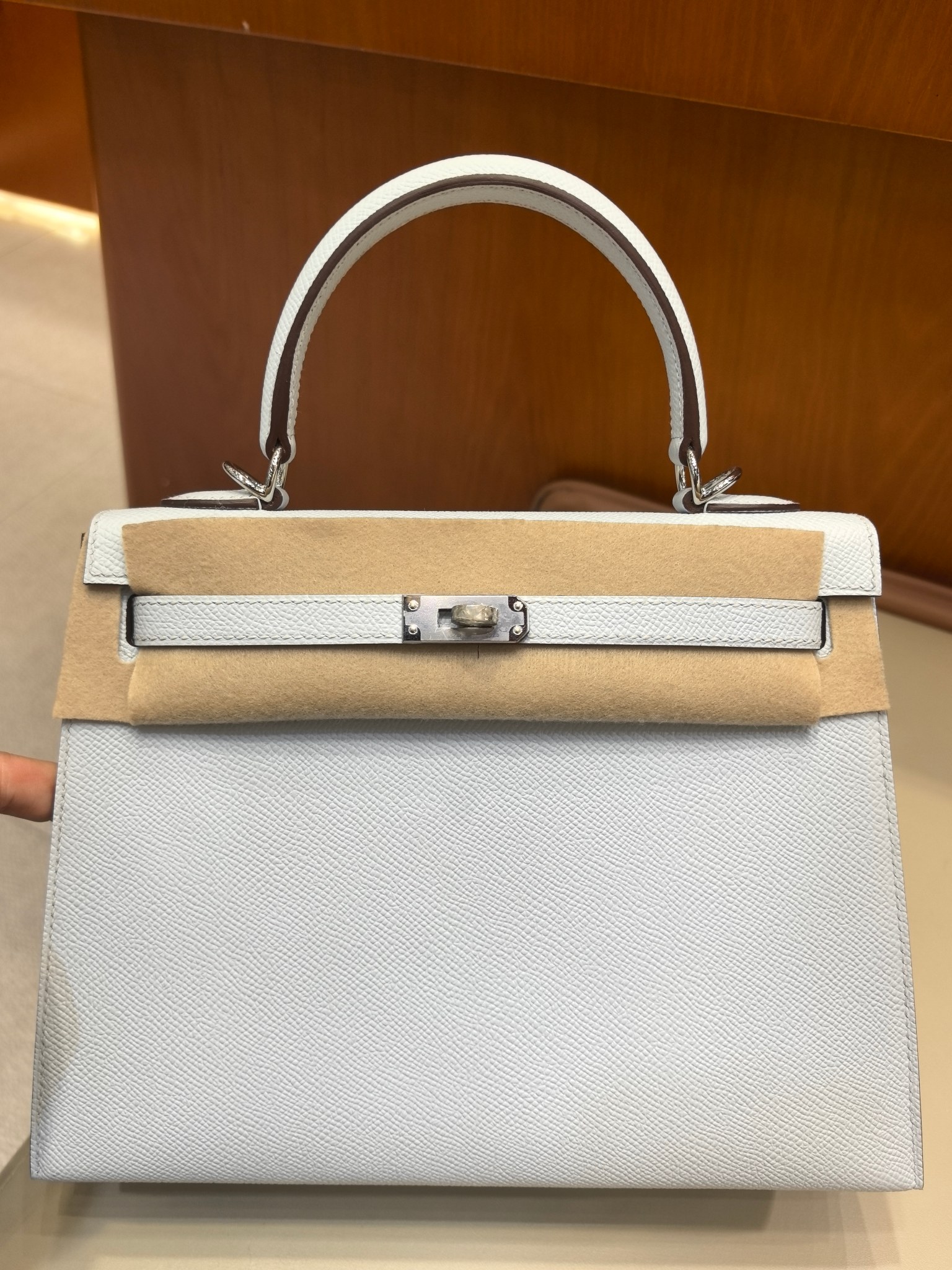 Elegante Bolso Kelly de Hermes en Piel de Becerro Écru con Acabados Plateados