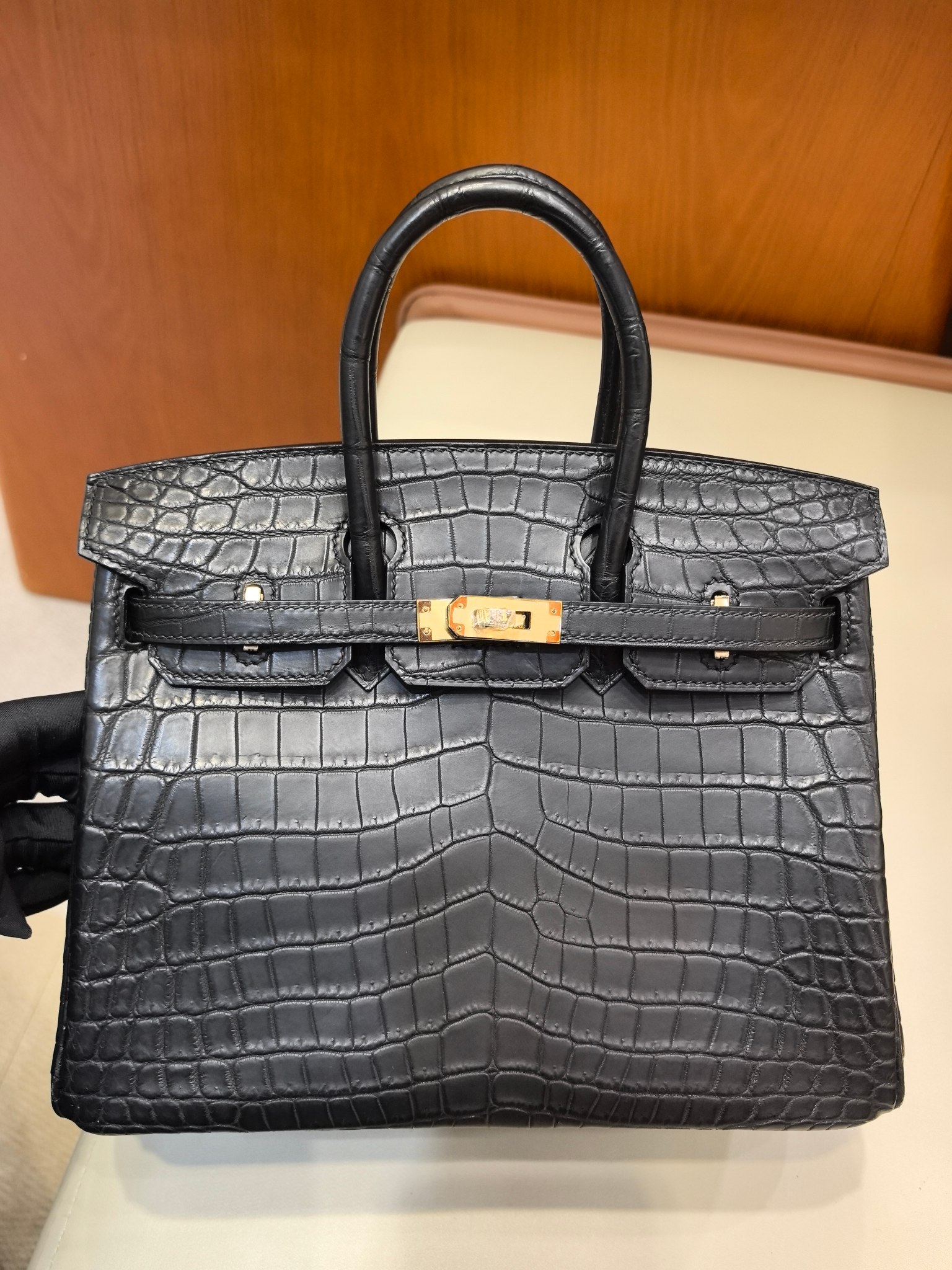 Hermès Birkin 25cm Cuir de Crocodile Noir Fermoir Doré, Élégance Intemporelle