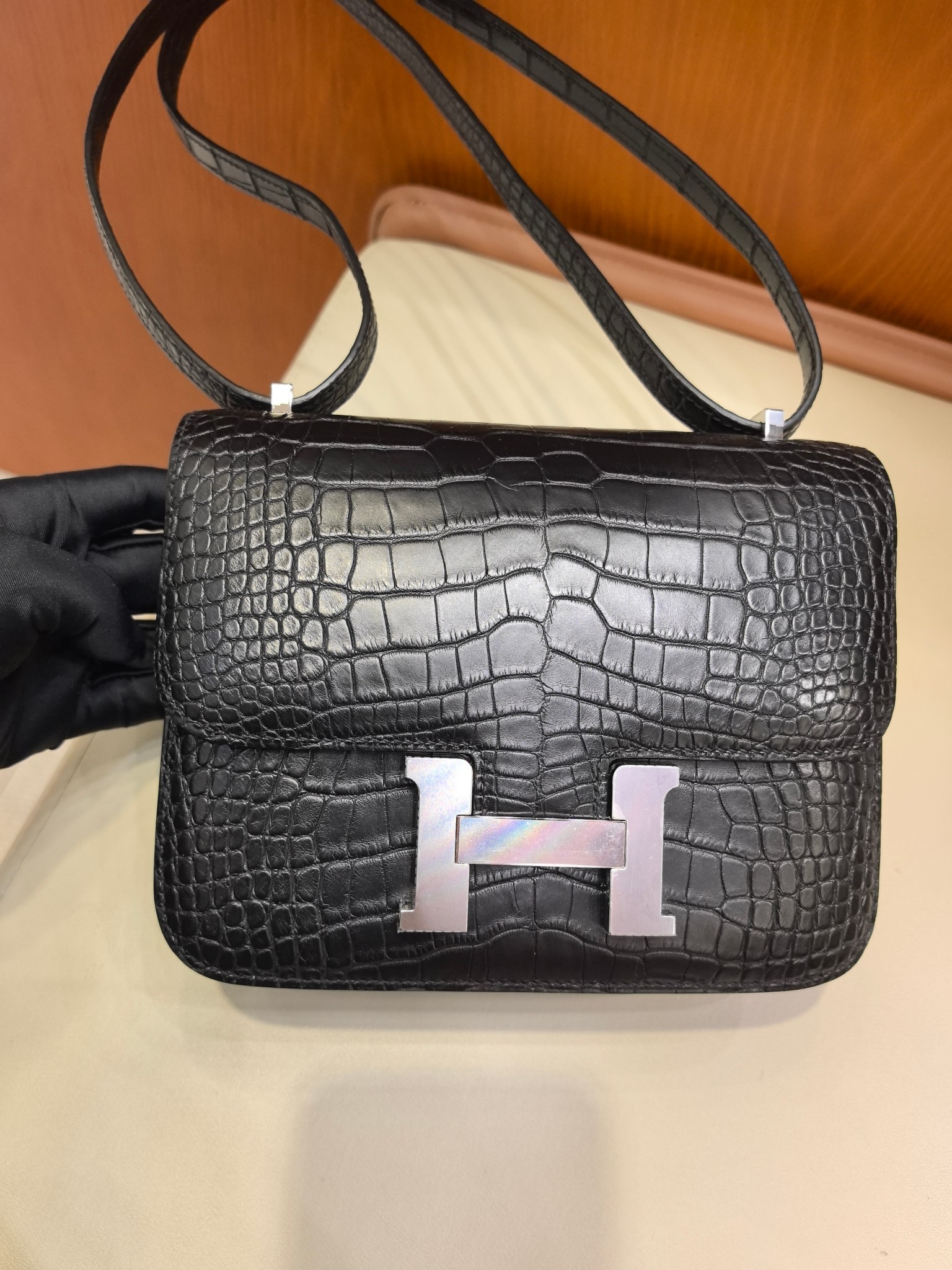 Elegante Bolso Hermes Estilo Kelly de Cocodrilo Negro con Correa para el Hombro