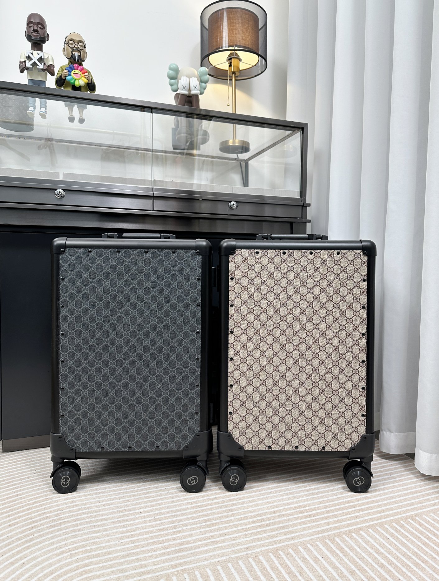 NO:269699,GUCC.I Gu Qi Suitcase/Trolley Case Another new fashion favorite. This retro trolley has its own unique fashion and capable style. All the strength and appearance are online!  Classic double G floral material with aluminum frame, durable and sturdy. Size 20-inch boarding box (length, width, height, height, 37×21×57) 24-inch boarding box (length, width, height, 45×31×73) 28-inch boarding color black/apricot/mickey/color bars, gucci19860909GUCC.I 古.奇 行李箱/拉杆箱 又来一组时尚新宠,这种复古形的拉箱有自己独特的一种时尚干练风,实力颜值都在线盘他！经典双G花料配铝框,耐看结实. 尺寸20寸登机箱(长宽高37×21×57) 24寸托运箱(长宽高45×31×73) 28寸托运 色系黑色/杏色/米奇/彩条,,gucci,luggage