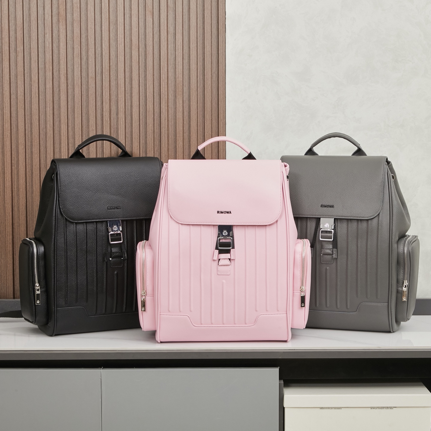 NO:713865,RIMOWA's new high-end leather backpack RIMOWA's newly upgraded NEVER STILL series all-cowhide backpacks, canvas that distinguishes the market, latest shipment, all-leather texture is good and high-end [Like R] [Like R] Classic black and limited gray, limited edition rose pink, three colors available.,,backpacks,cowhide19860909RIMOWA全新高端皮革背包 RIMOWA全新升级NEVER STILL系列全牛皮系列背包,区别市场的帆布,最新出货 全皮质感好高级[赞R][赞R] 经典 黑色及限定灰色,限量蔷薇粉色,三色可选.,,backpacks,cowhide,luggage