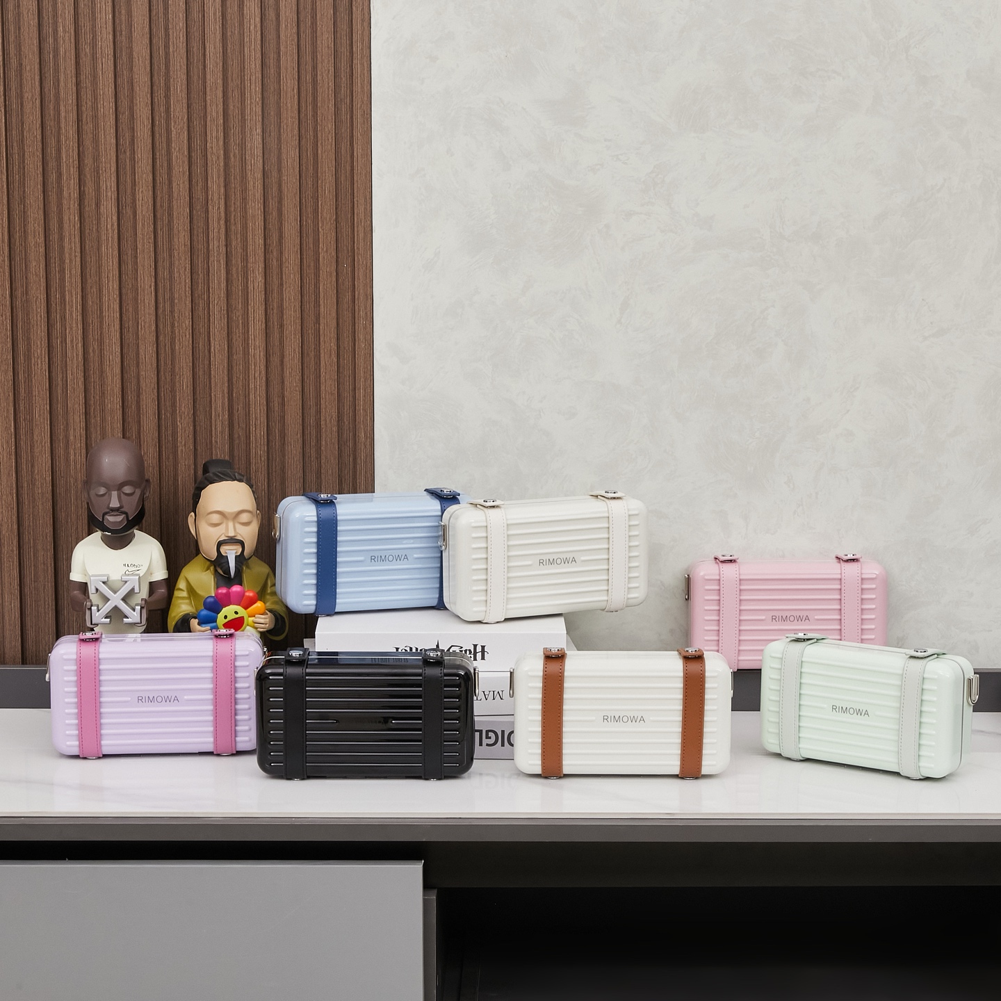 NO:713864,The Rimowa_ersonal series of mini cases that contain travel memories are made of lightweight polycarbonate or aluminum-magnesium alloy, with calfskin as the inner color material and matching straps. The straps can be detached at will and converted into handbags. Exclusively available in the market, the colors are sky blue, ivory white, lavender purple, ballet pink, bright black, ivory white with brown, mint green, cowhide19860909Rimowa_ersonal系列盛載旅程回憶的迷你箱,採用輕量聚碳酸酯或鋁鎂合金製造而成,並以小牛皮則為內色材料配搭配帶.可隨意拆卸背帶,轉成手提包.市场独家供应,颜色天空蓝,象牙白,薰衣紫,芭蕾粉,亮黑,象牙白配棕,薄荷绿,,cowhide,luggage