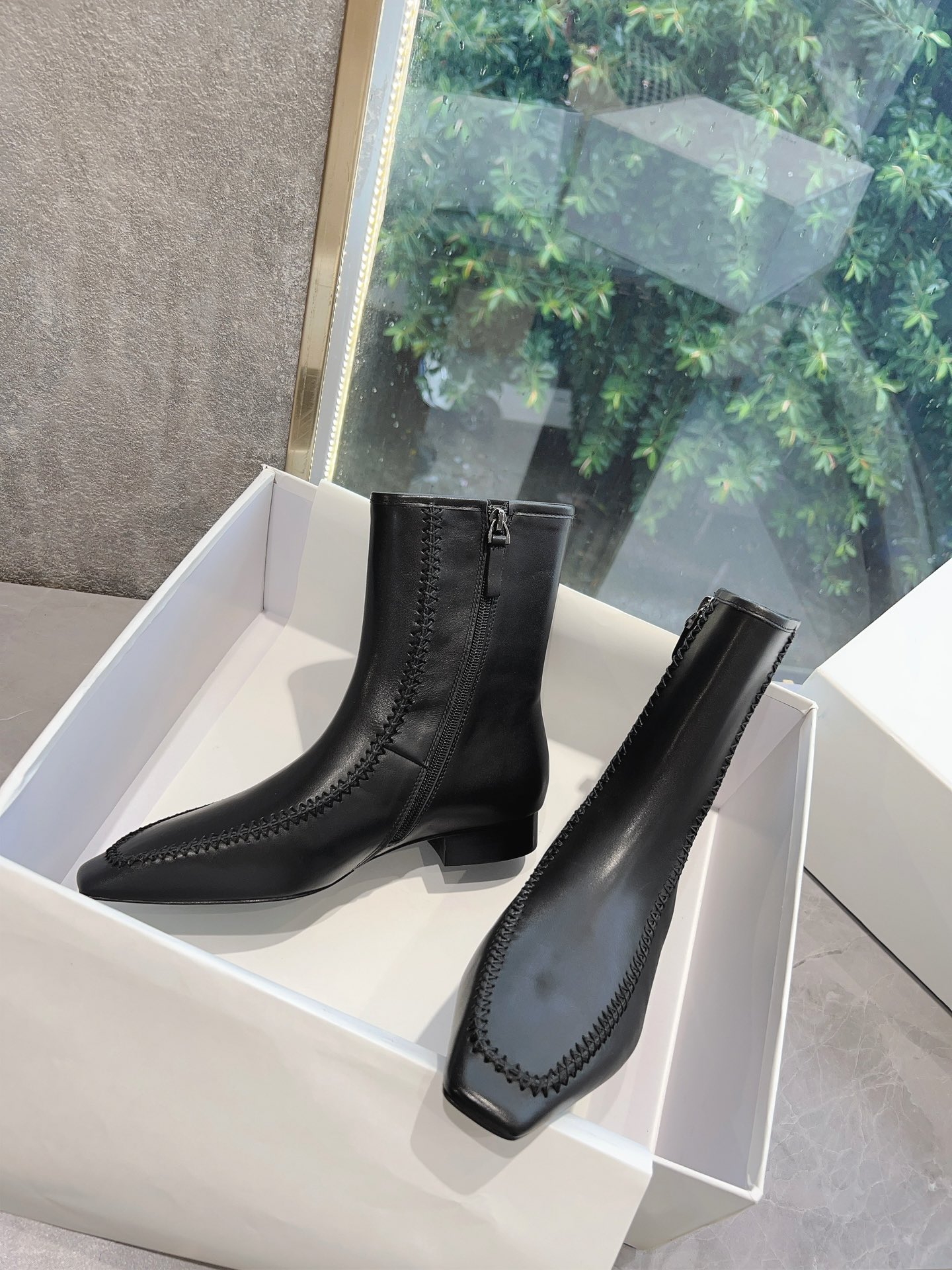 Stylish Leather Boots with Unique Design and Durable Sole for Women’s Fashion - 图片 5