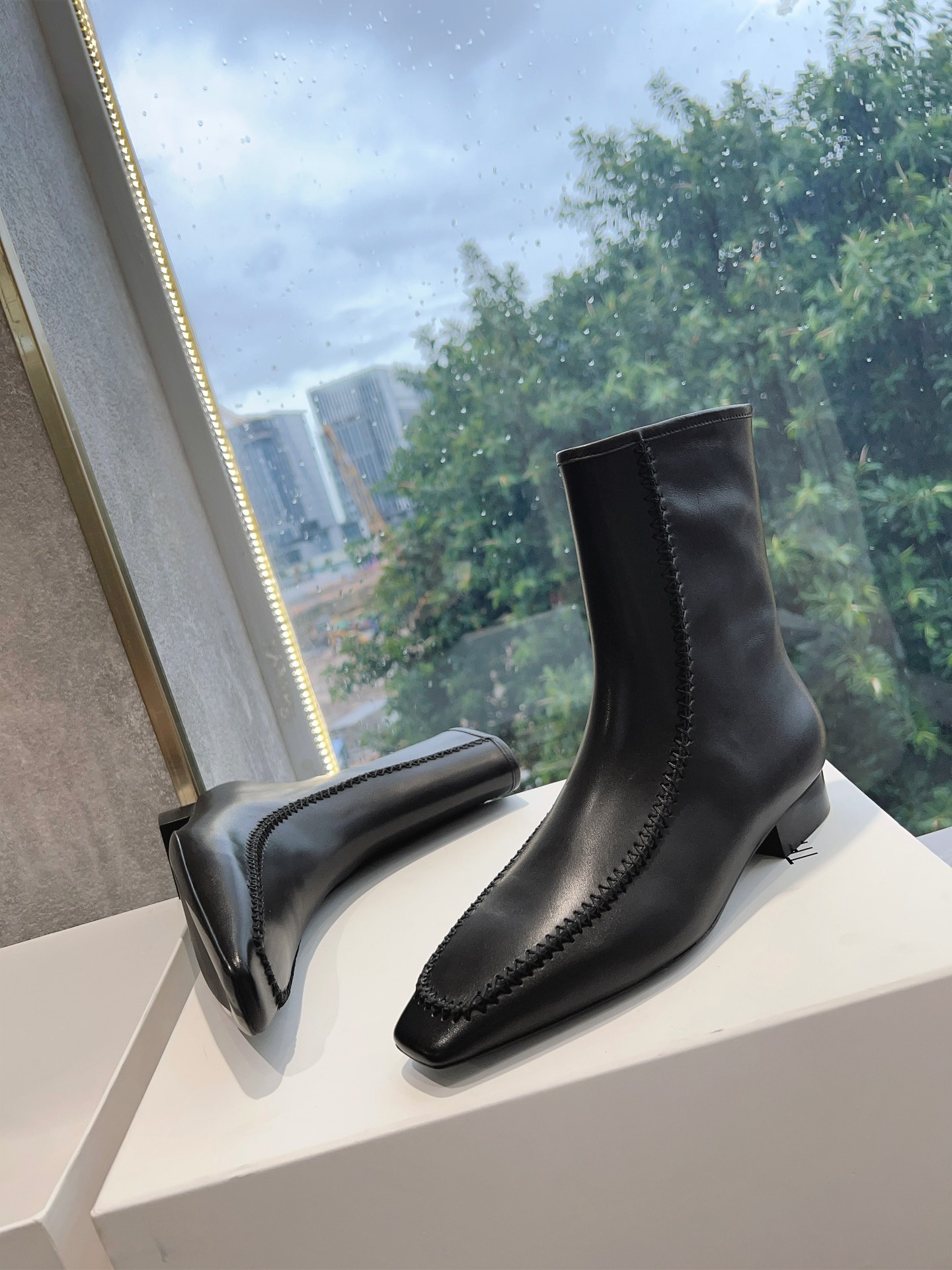 Stylish Leather Boots with Unique Design and Durable Sole for Women’s Fashion - 图片 7