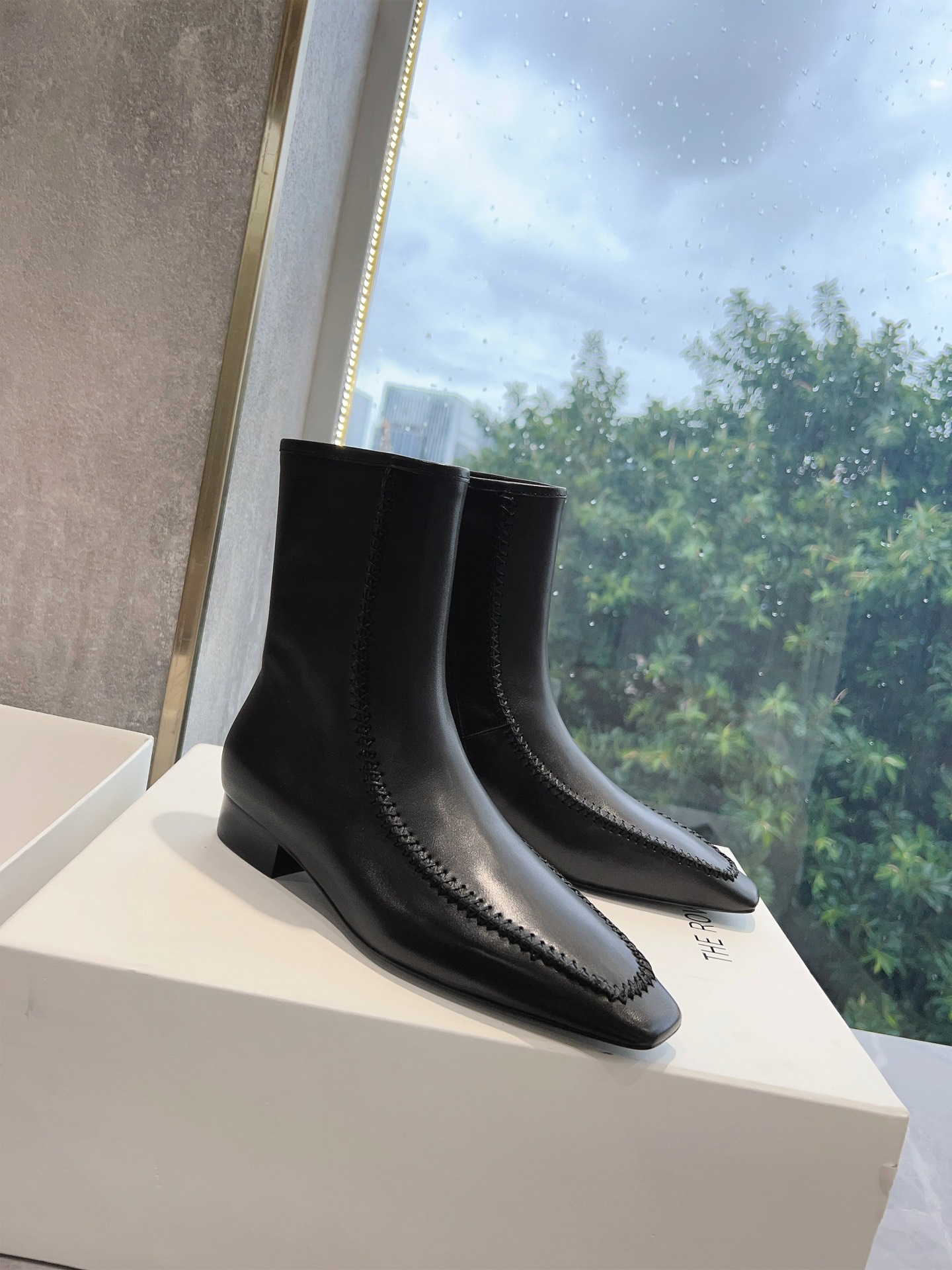 Stylish Leather Boots with Unique Design and Durable Sole for Women’s Fashion - 图片 3