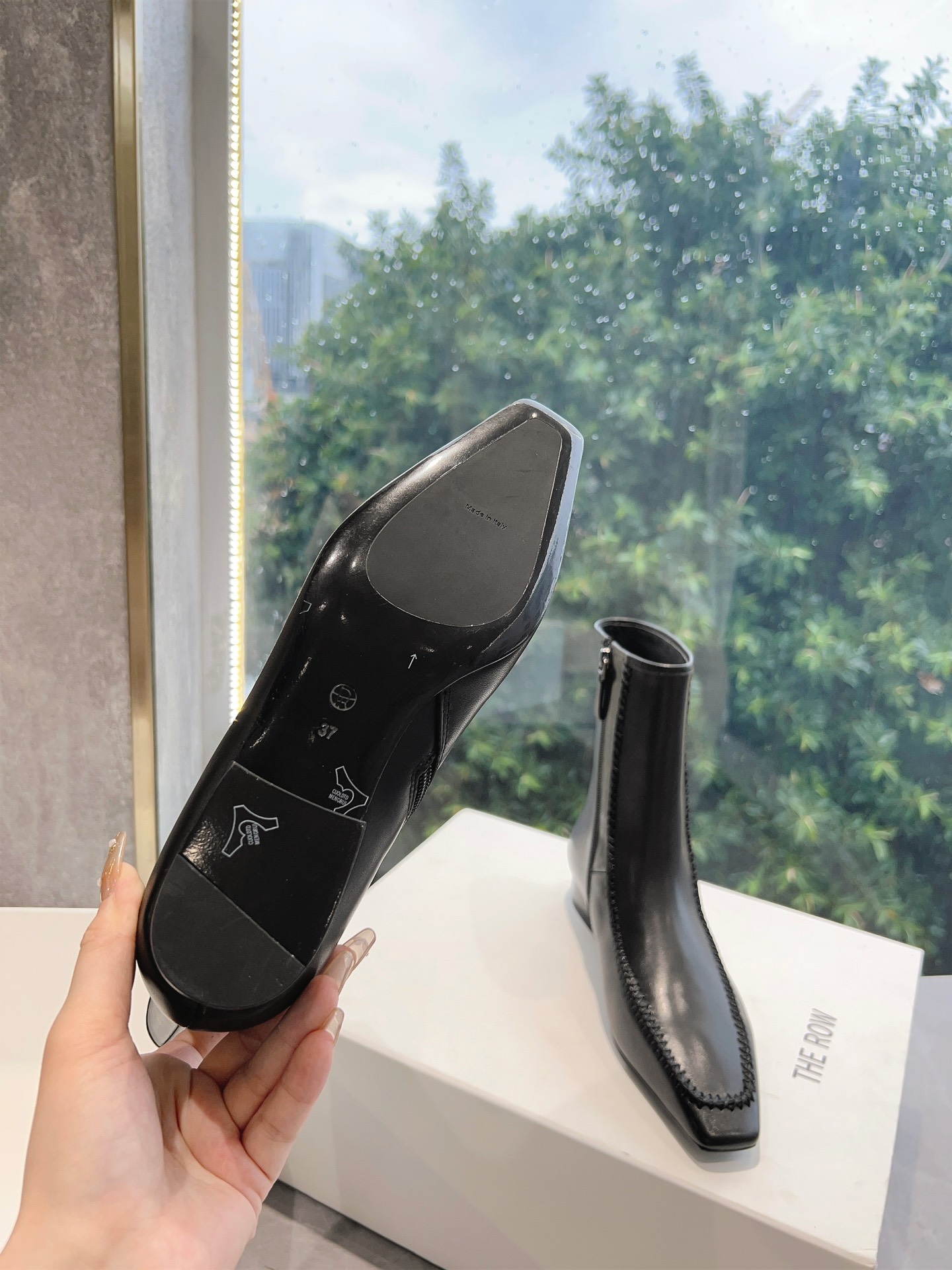 Stylish Leather Boots with Unique Design and Durable Sole for Women’s Fashion - 图片 9