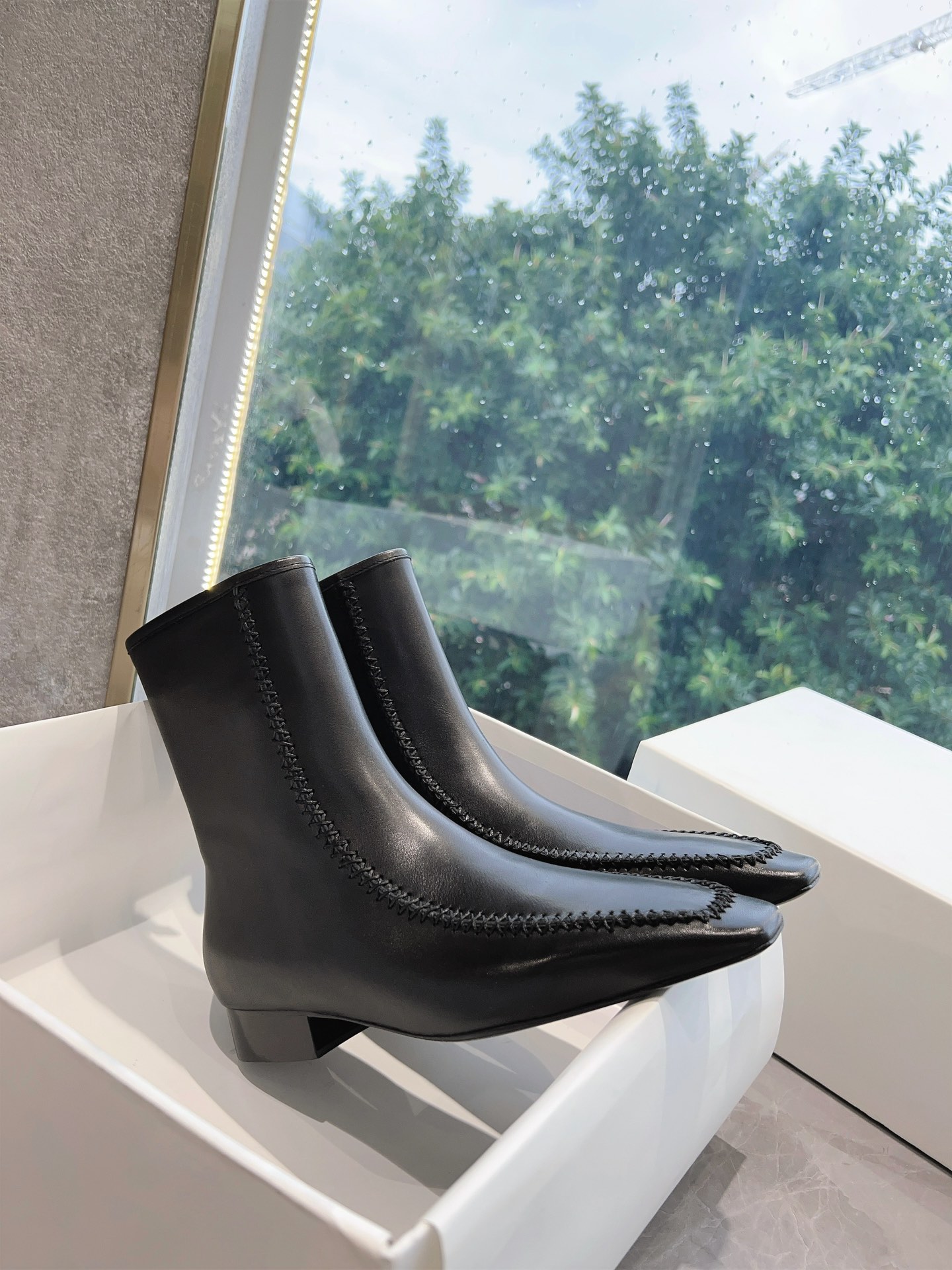 Stylish Leather Boots with Unique Design and Durable Sole for Women’s Fashion - 图片 4