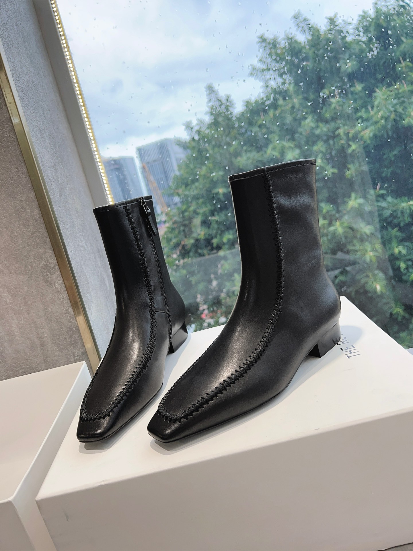 Stylish Leather Boots with Unique Design and Durable Sole for Women’s Fashion - 图片 2