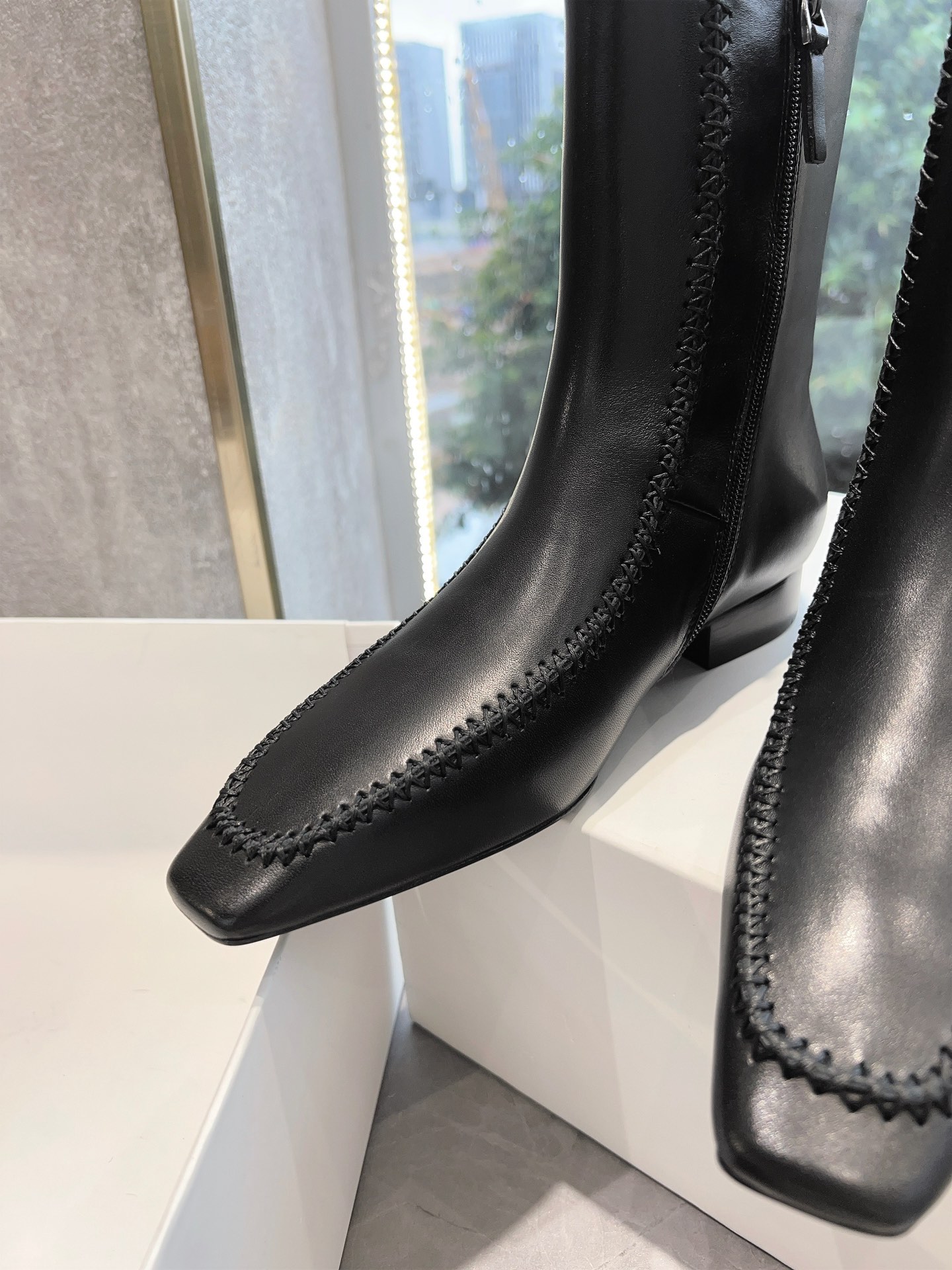 Stylish Leather Boots with Unique Design and Durable Sole for Women’s Fashion - 图片 8