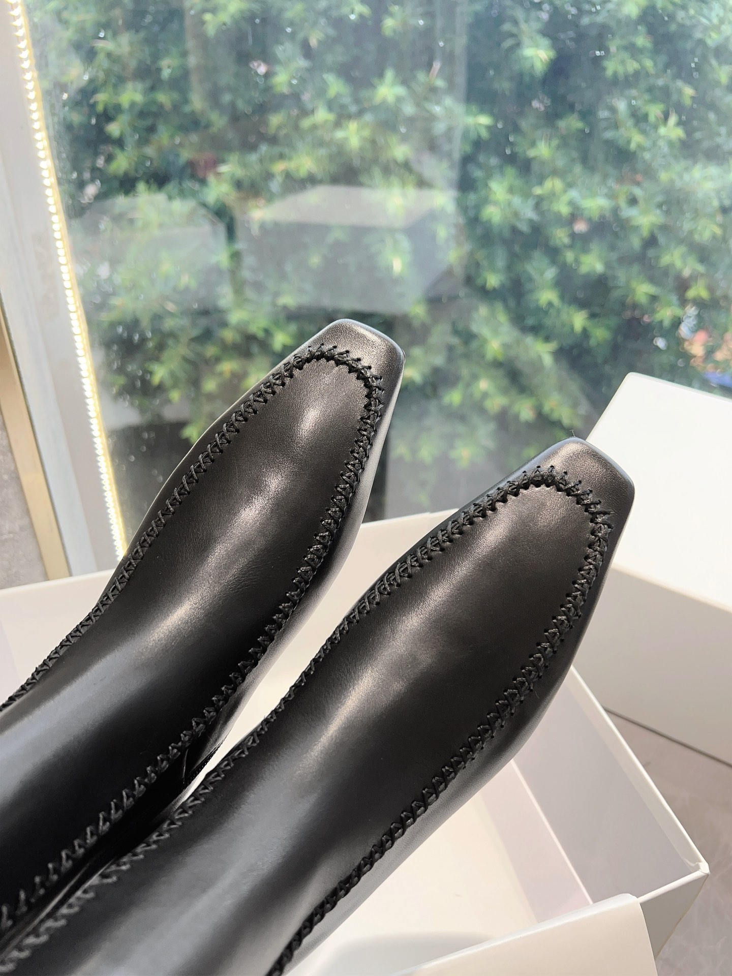 Stylish Leather Boots with Unique Design and Durable Sole for Women’s Fashion - 图片 6