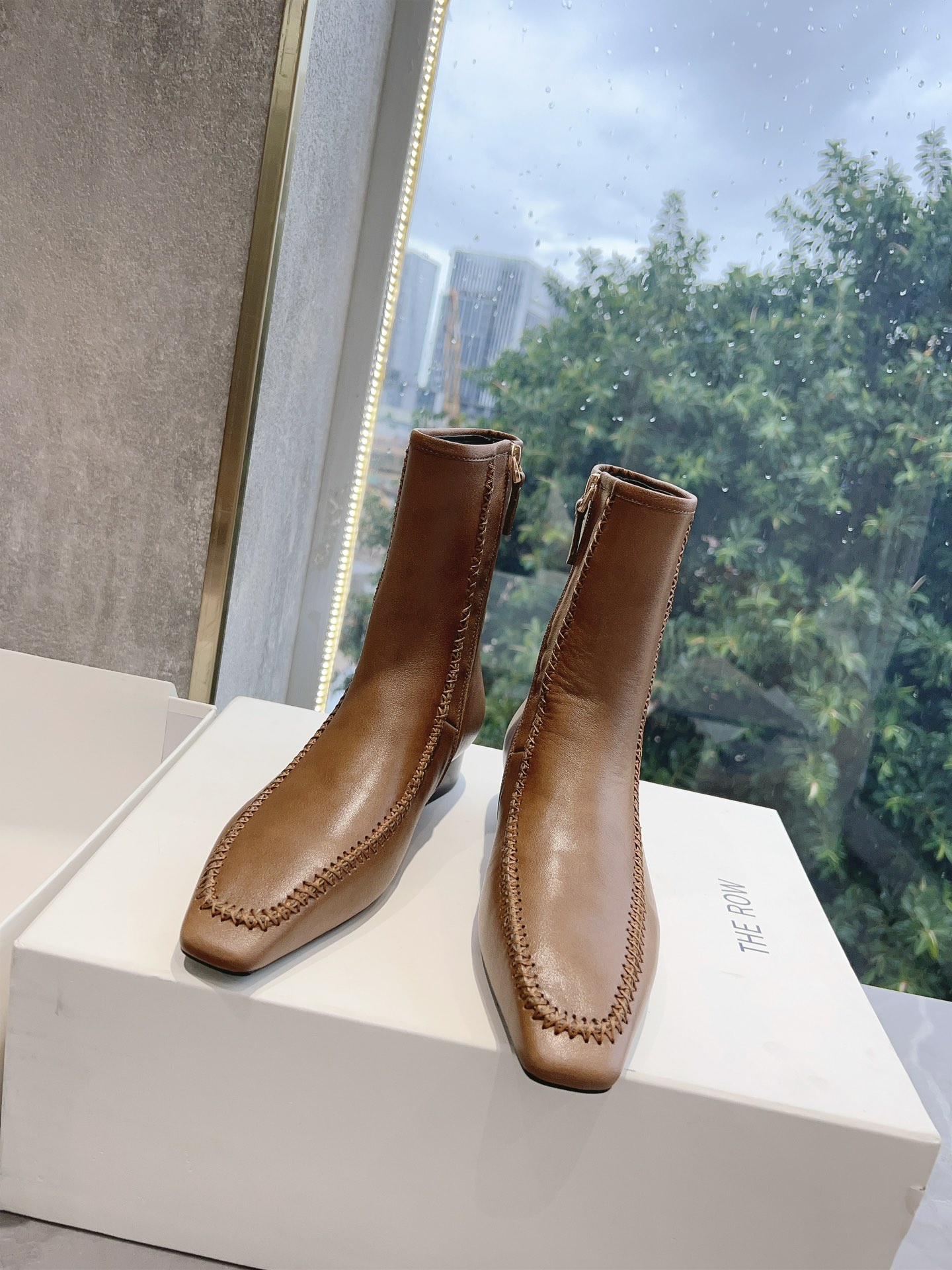 Stylish Oxen-Side Zipper Boots: Fall Essential for Trendy Fashionistas