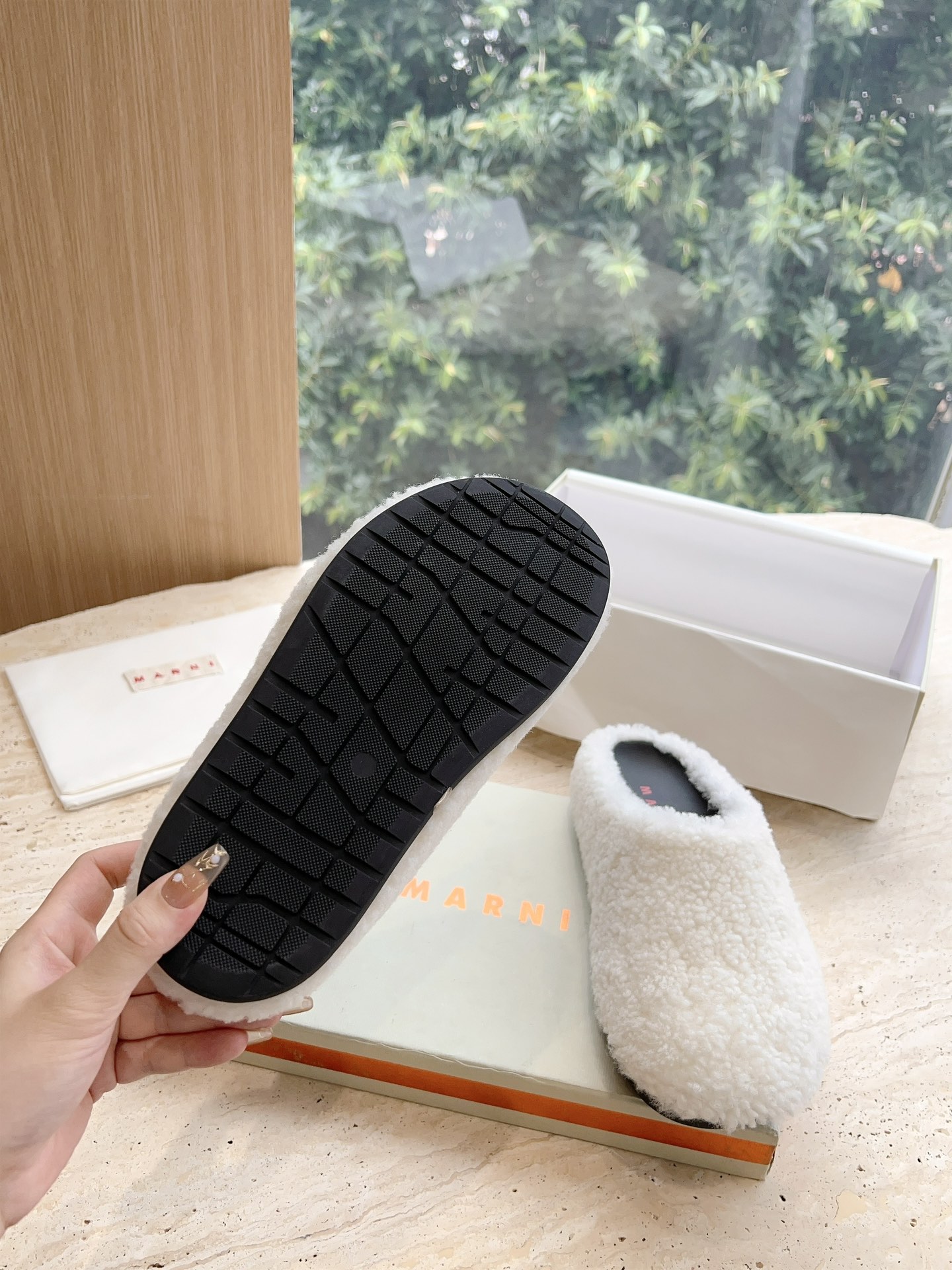 New 2023 Mani Lambskin Sandals: Stylish, Red, and Comfortable with Rubber Base - 图片 9