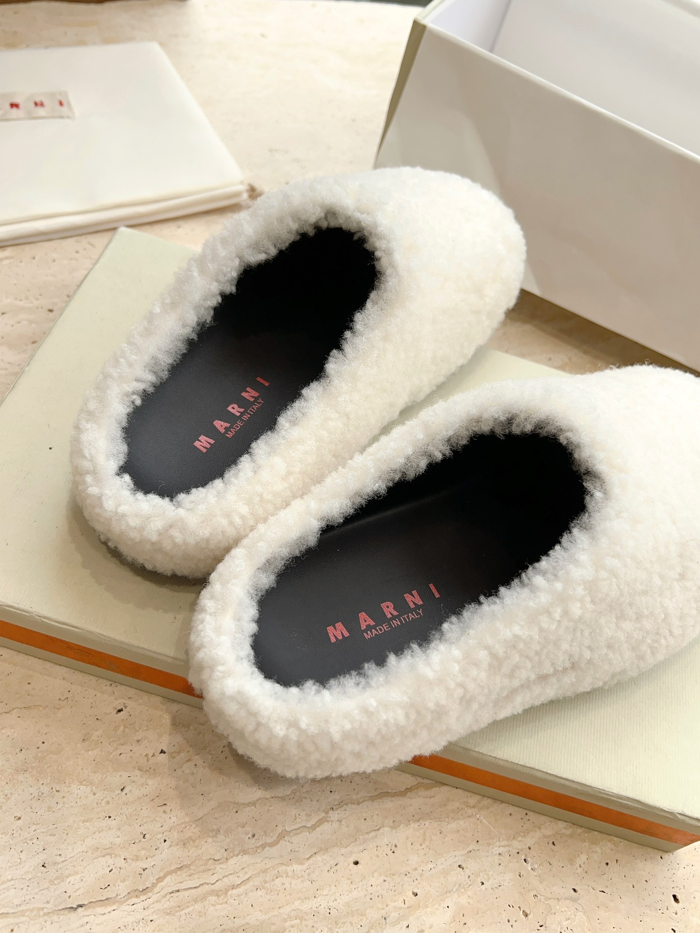 New 2023 Mani Lambskin Sandals: Stylish, Red, and Comfortable with Rubber Base - 图片 7