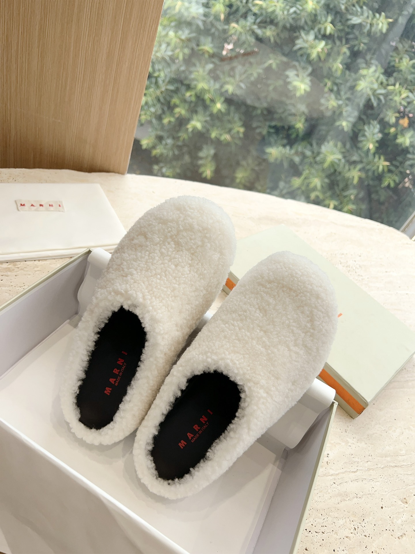 New 2023 Mani Lambskin Sandals: Stylish, Red, and Comfortable with Rubber Base - 图片 3