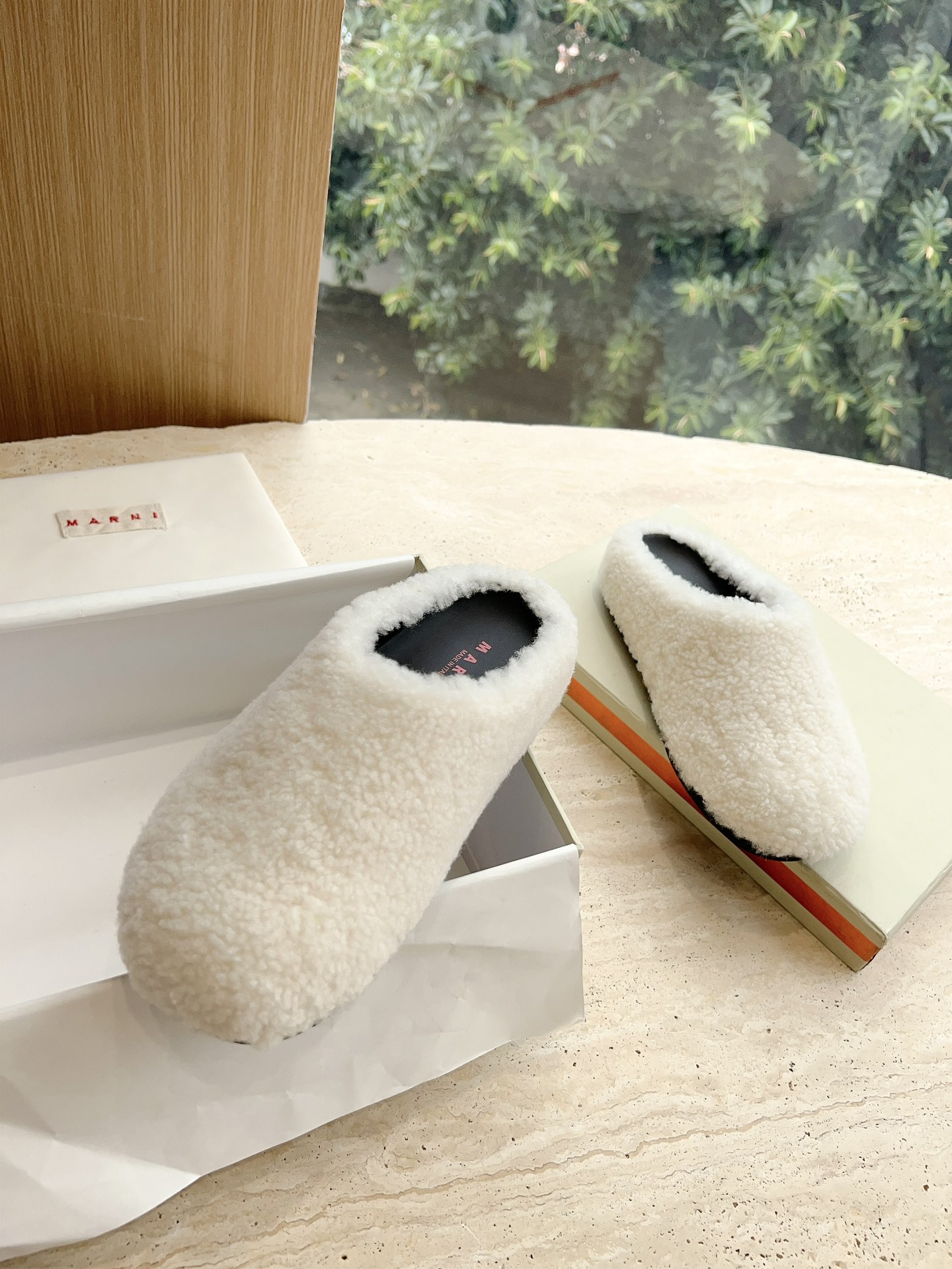 New 2023 Mani Lambskin Sandals: Stylish, Red, and Comfortable with Rubber Base - 图片 2