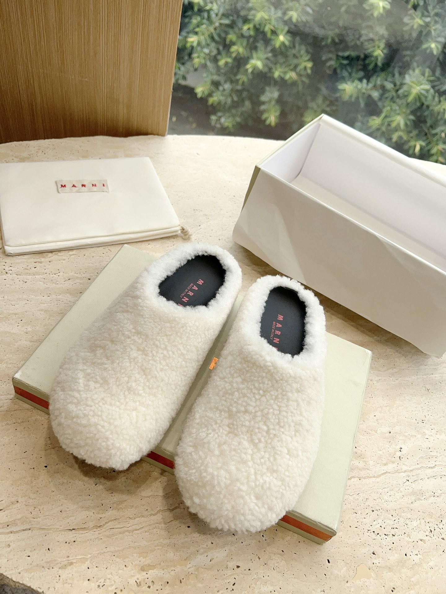 New 2023 Mani Lambskin Sandals: Stylish, Red, and Comfortable with Rubber Base - 图片 4