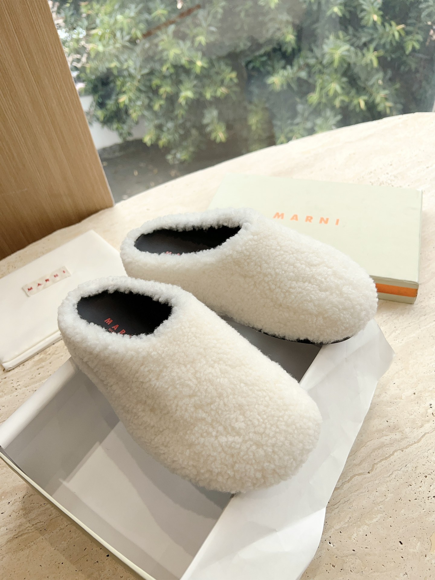 New 2023 Mani Lambskin Sandals: Stylish, Red, and Comfortable with Rubber Base - 图片 1