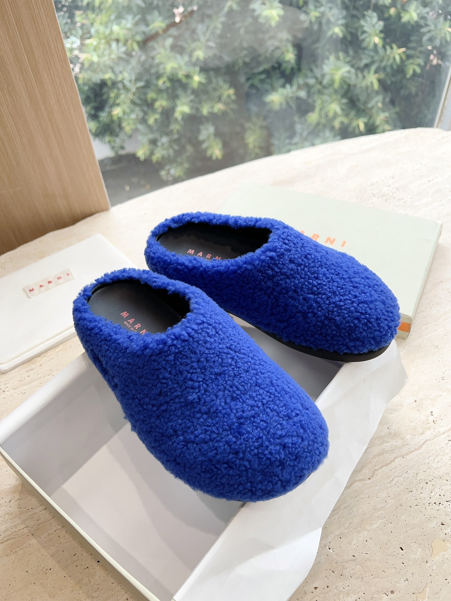 Stylish Red Sandals with Lamb Fur and Non-Slip Sole in Various Sizes - 图片 1